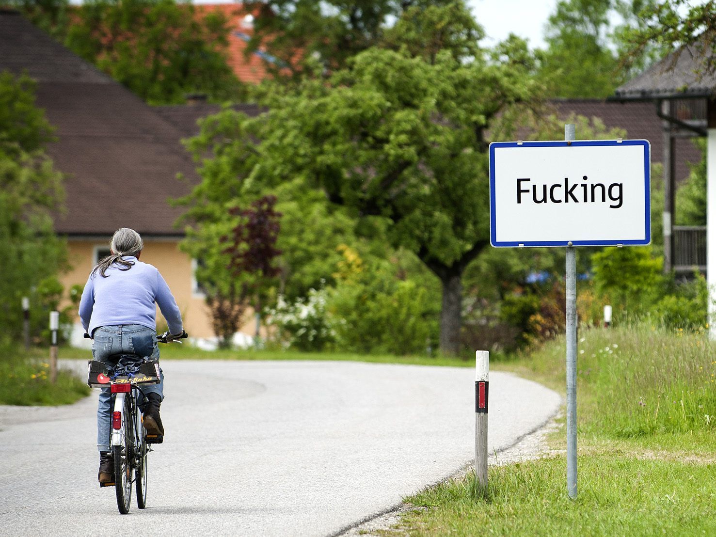 Schilder mit der Aufschrift "Fucking" gestohlen. Schilder mit der Aufschrift "Fucking" gestohlen.