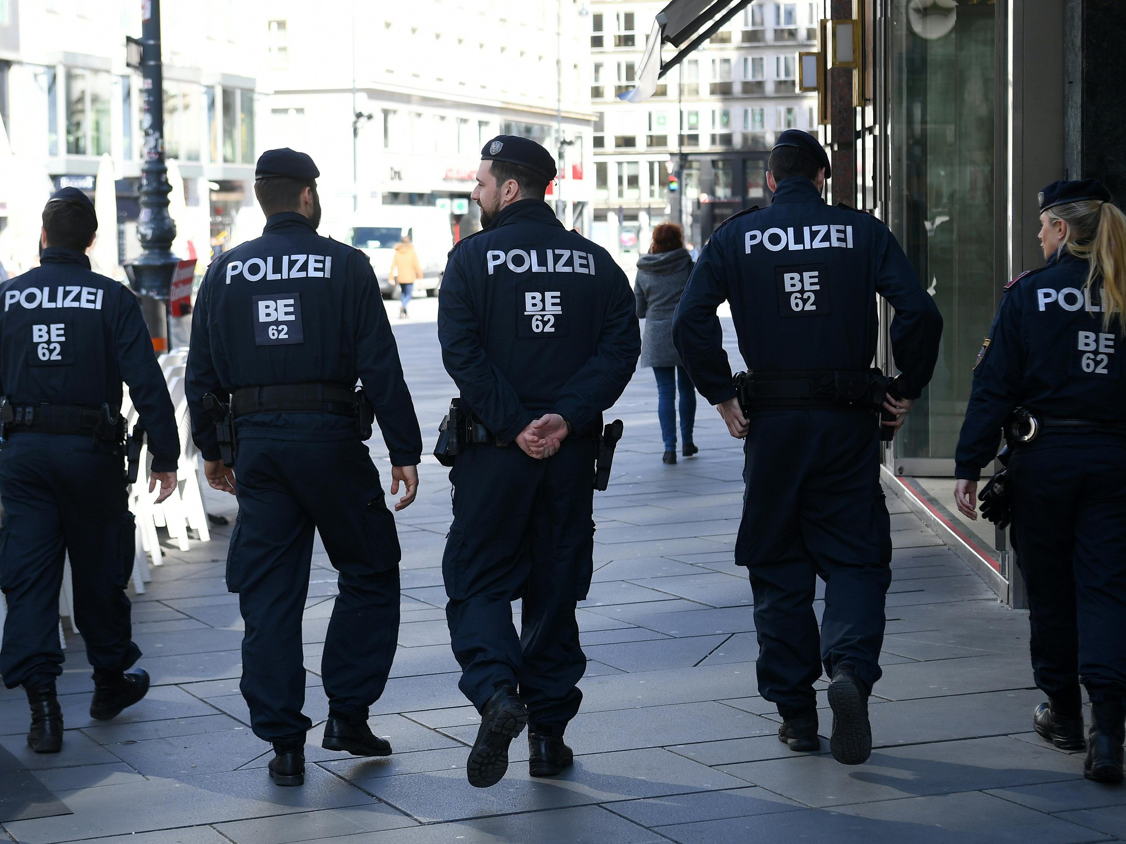 Mehr als 2.200 Anzeigen wurden seit dem Lockdown verhängt. Mehr als 2.200 Anzeigen wurden seit dem Lockdown verhängt.