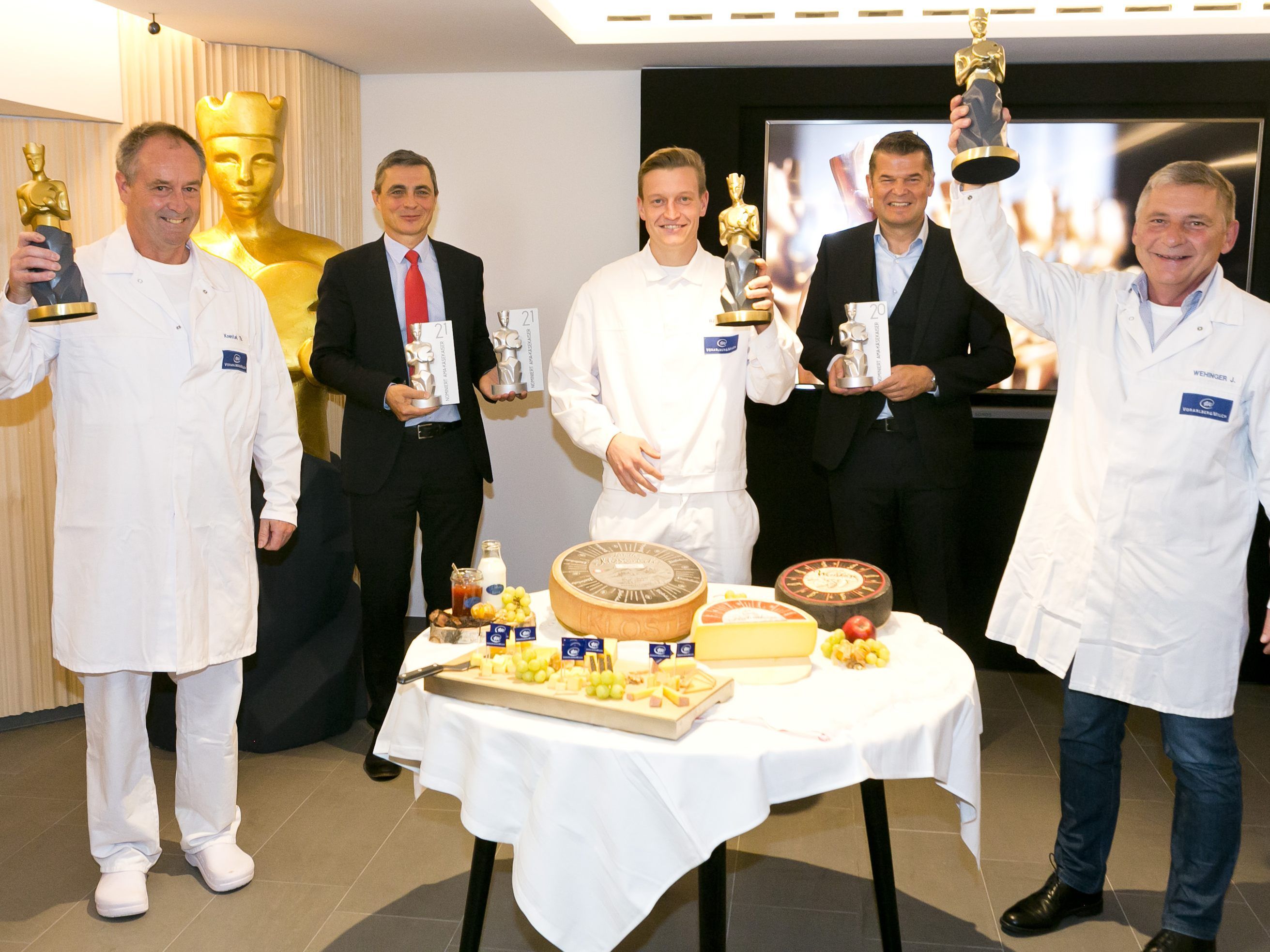 (vlnr.) Käsemeister Thomas Knestel, AMA-Marketingleiter Peter Hamedinger, Käsemeister Daniel Rauch, VM-Geschäftsführer Raimund Wachter, Techn. Leiter Johannes Wehinger (vlnr.) Käsemeister Thomas Knestel, AMA-Marketingleiter Peter Hamedinger, Käsemeister Daniel Rauch, VM-Geschäftsführer Raimund Wachter, Techn. Leiter Johannes Wehinger