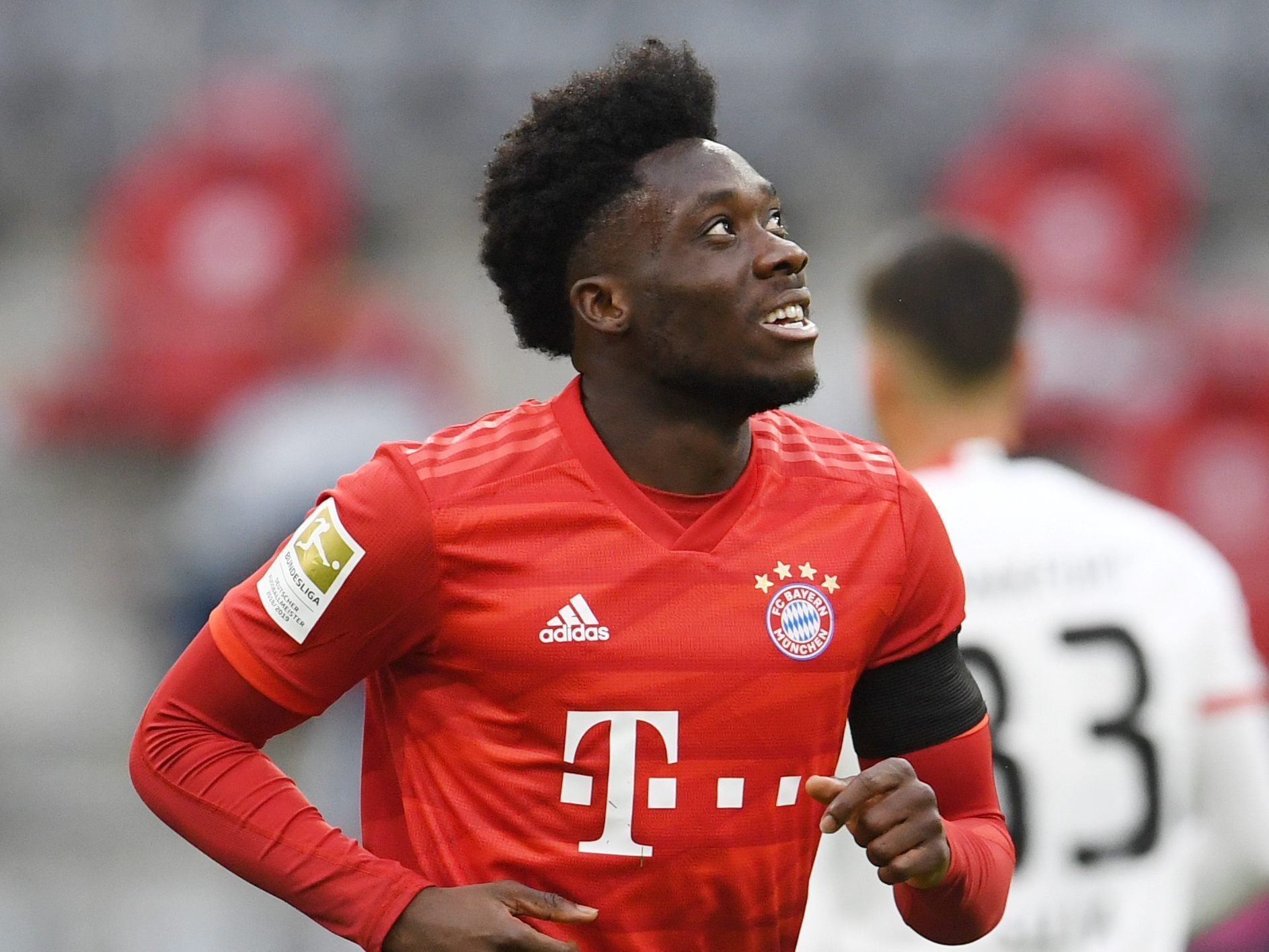Alphonso Davies kommentiert das Topspiel gegen den BVB von der Couch aus.