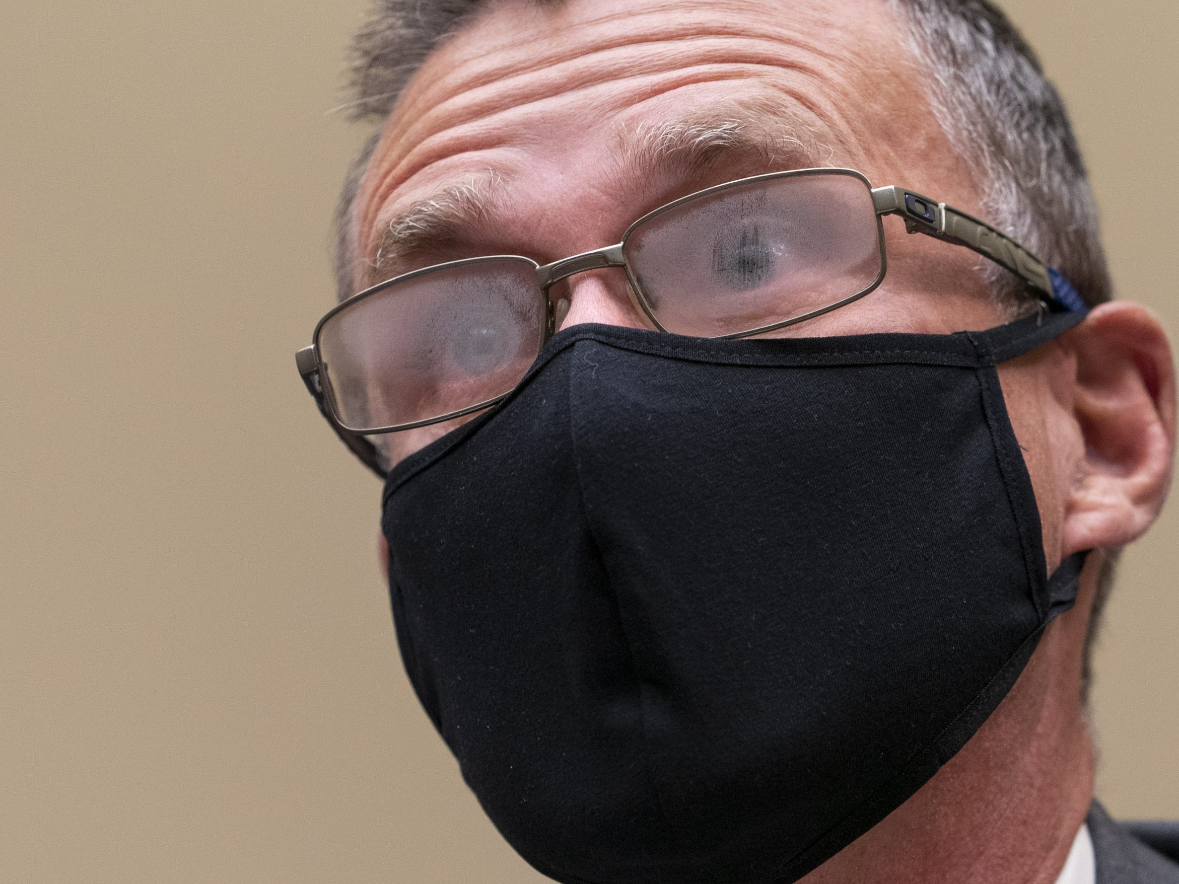 Brillenträger kennen das Problem: Mit Maske beschlagen die Brillengläser ständig.