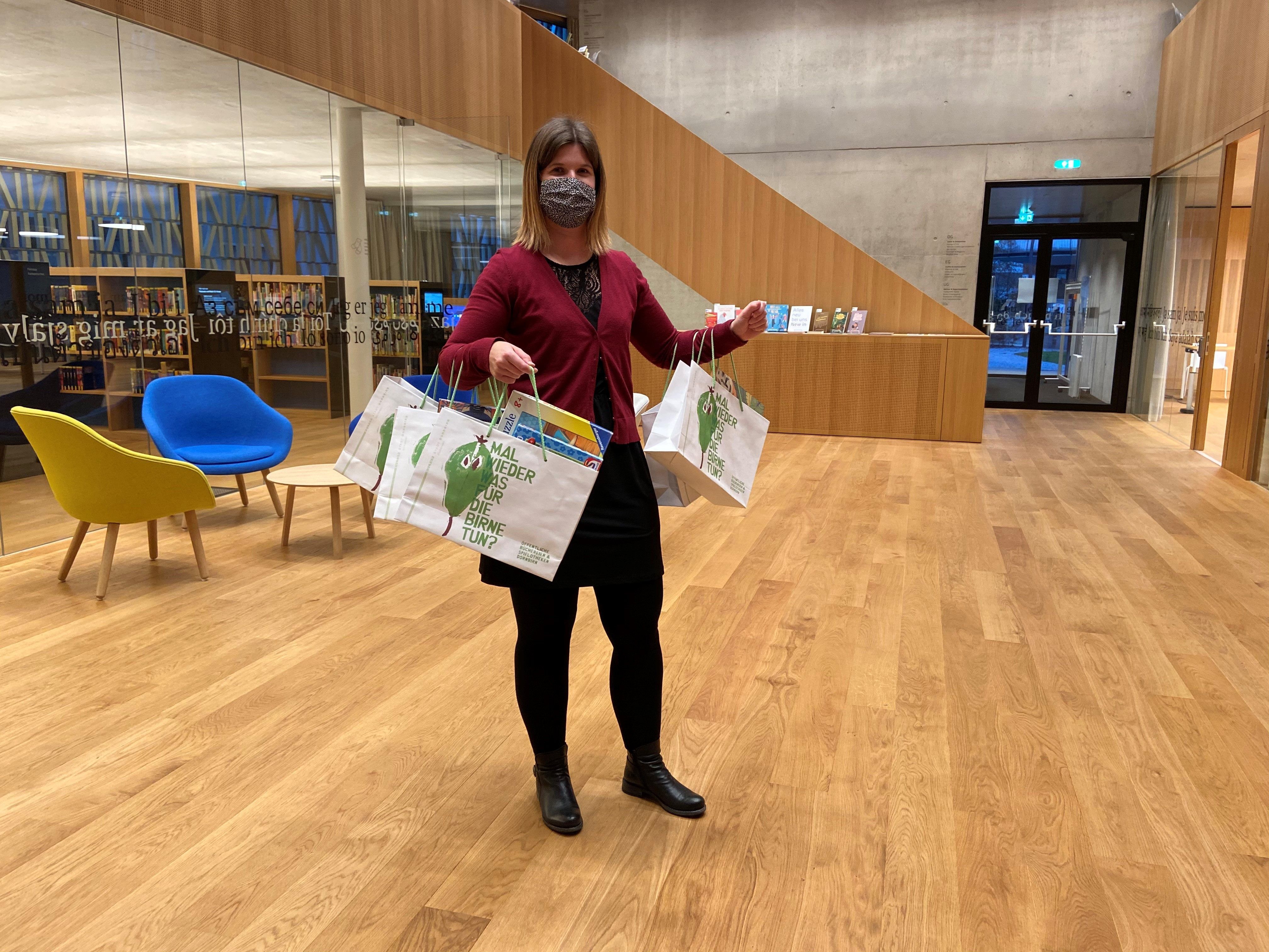Die Stadtbibliothek bietet aktuell einen Abhol-Service (books to go) und einen klimafreundlichen Bücher-Lieferservice an. Die Stadtbibliothek bietet aktuell einen Abhol-Service (books to go) und einen klimafreundlichen Bücher-Lieferservice an.