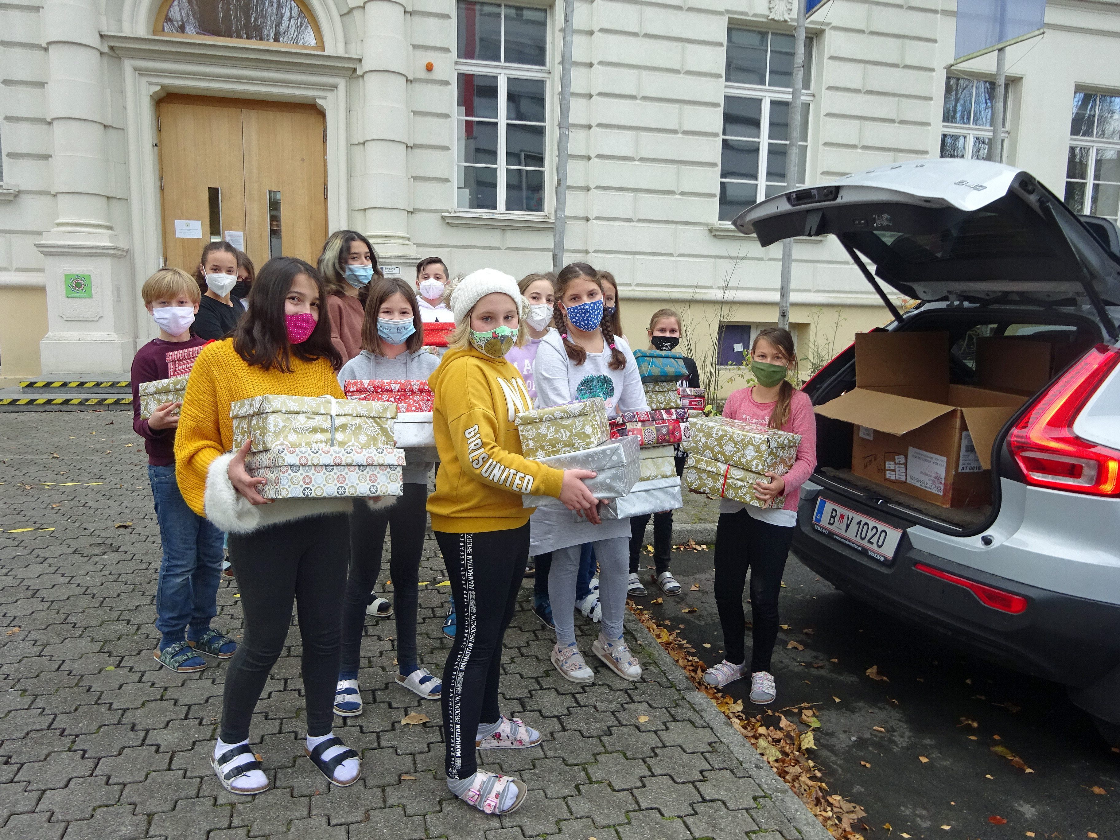 Insgesamt 54 Geschenkkartons wurden am BG Dornbirn befüllt und verpackt. Insgesamt 54 Geschenkkartons wurden am BG Dornbirn befüllt und verpackt.