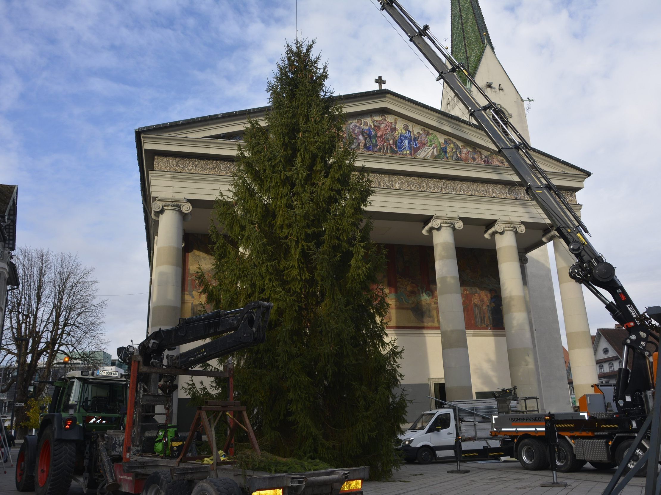 Ein sehenswertes Ereignis: die Riesenfichte wird mittels Kran mitten am Marktplatz aufgestellt. Ein sehenswertes Ereignis: die Riesenfichte wird mittels Kran mitten am Marktplatz aufgestellt.