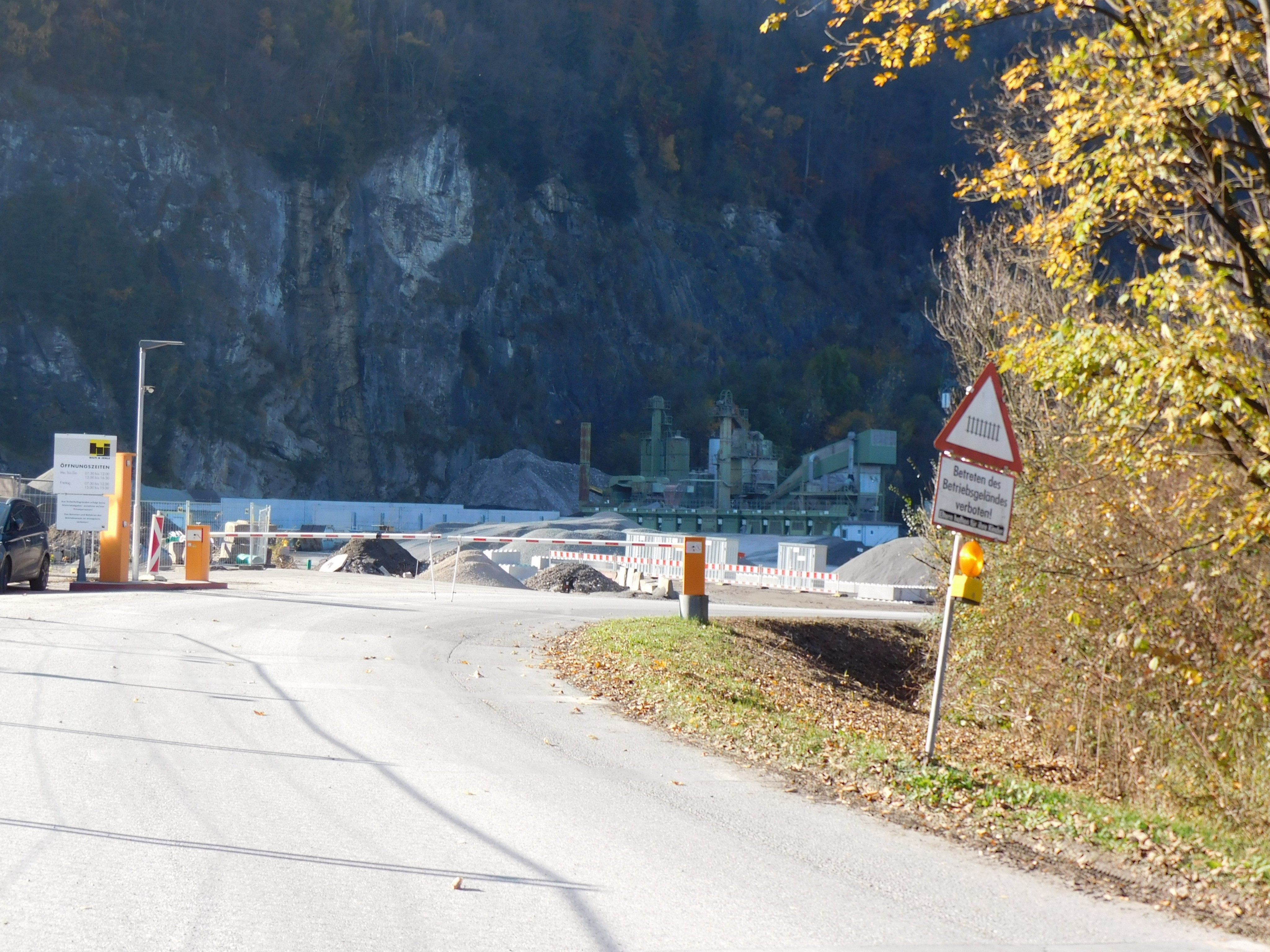 Ein provisorischer Fußweg soll für mehr Sicherheit sorgen Ein provisorischer Fußweg soll für mehr Sicherheit sorgen