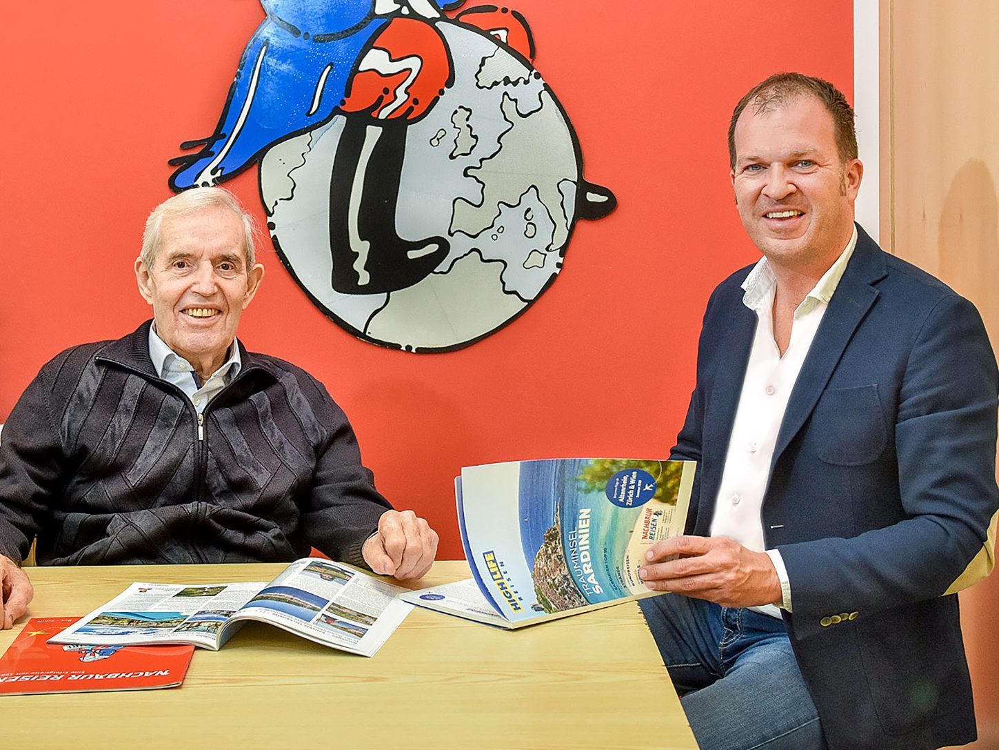 Emil Nachbaur (li.) verkauft sein Unternehmen Nachbaur Reisen seinem Neffen Michael Nachbaur, Eigentümer von High Life Reisen, und tritt 83-jährig in den Ruhestand. Emil Nachbaur (li.) verkauft sein Unternehmen Nachbaur Reisen seinem Neffen Michael Nachbaur, Eigentümer von High Life Reisen, und tritt 83-jährig in den Ruhestand.