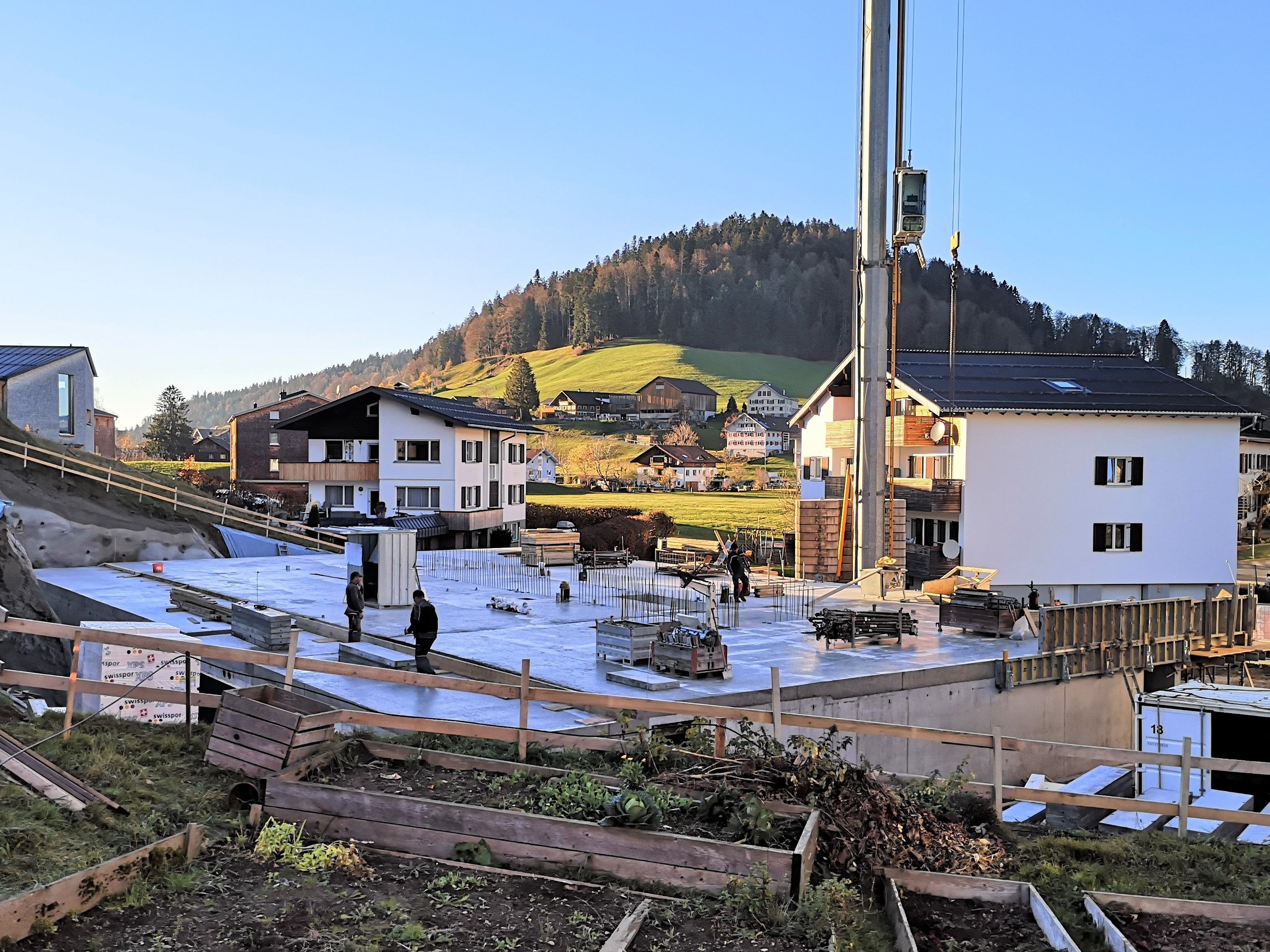 Derzeit wird der Kellerbereich betoniert und in Kürze mit dem Aufbau der Holzkonstruktion begonnen. Derzeit wird der Kellerbereich betoniert und in Kürze mit dem Aufbau der Holzkonstruktion begonnen.