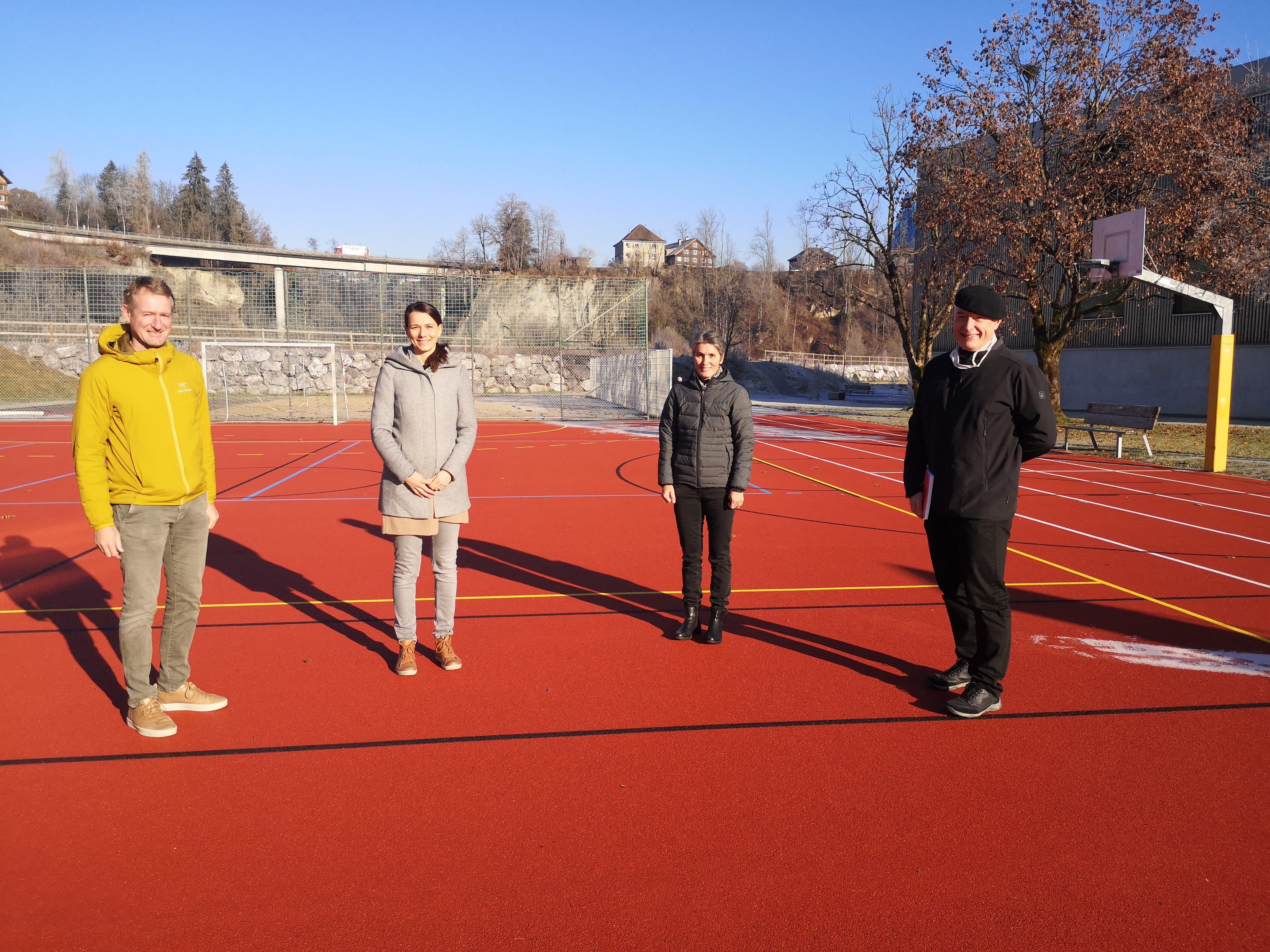 Die BORG-Sportlehrer Helga Vögel, Claudia Herrmann und Markus Flatz sowie Direktor Ariel Lang freuen sich über die vielfältigen Möglichkeiten für den Turnunterricht. Die BORG-Sportlehrer Helga Vögel, Claudia Herrmann und Markus Flatz sowie Direktor Ariel Lang freuen sich über die vielfältigen Möglichkeiten für den Turnunterricht.