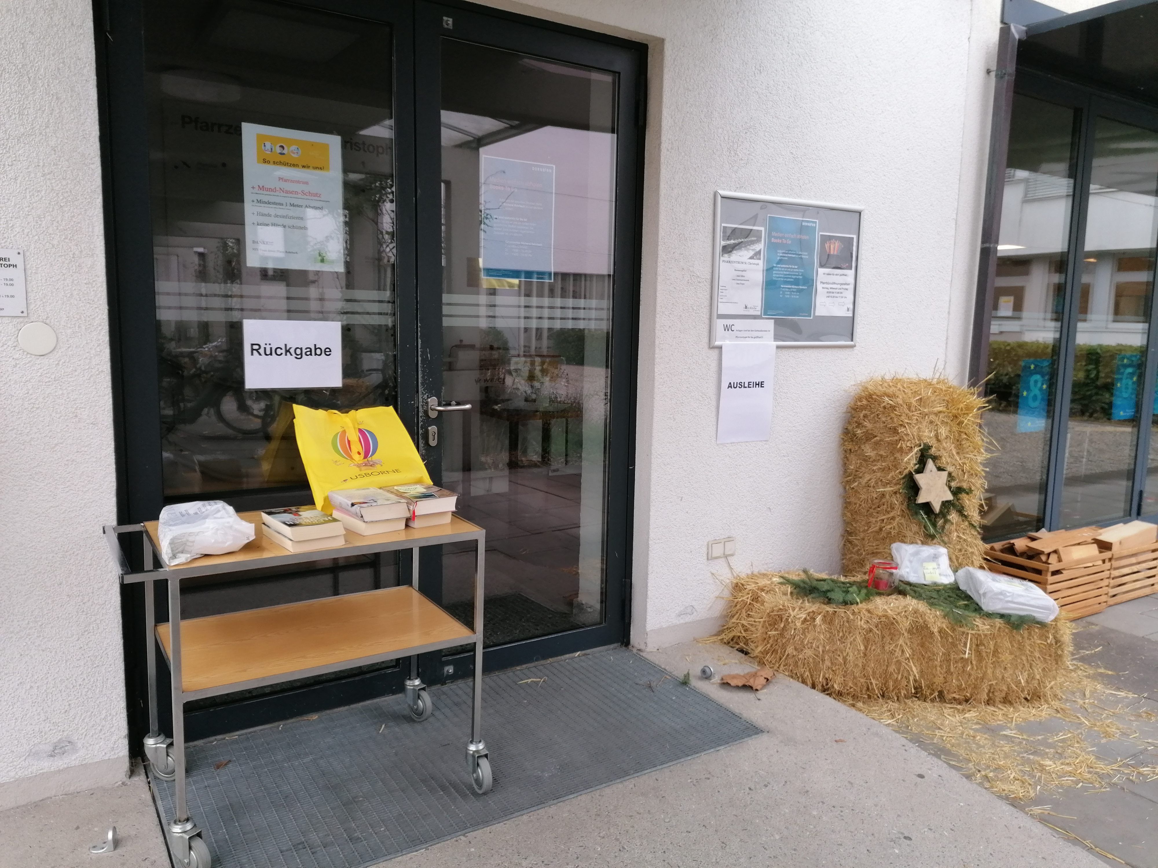 Vor den Büchereien befinden sich Bring- und Abholstationen. Vor den Büchereien befinden sich Bring- und Abholstationen.