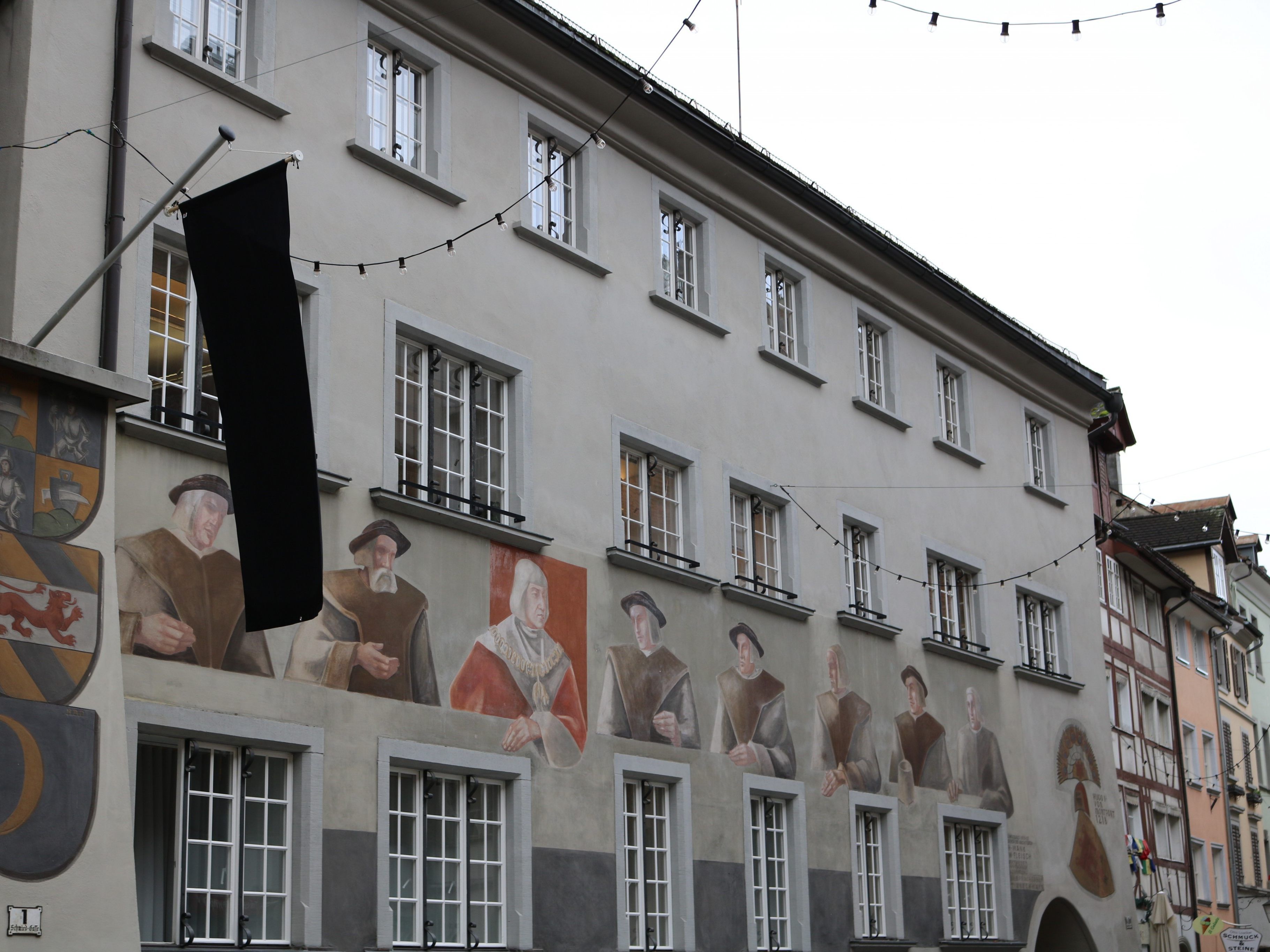 Die Trauerbeflaggung hängt am Feldkircher Rathaus