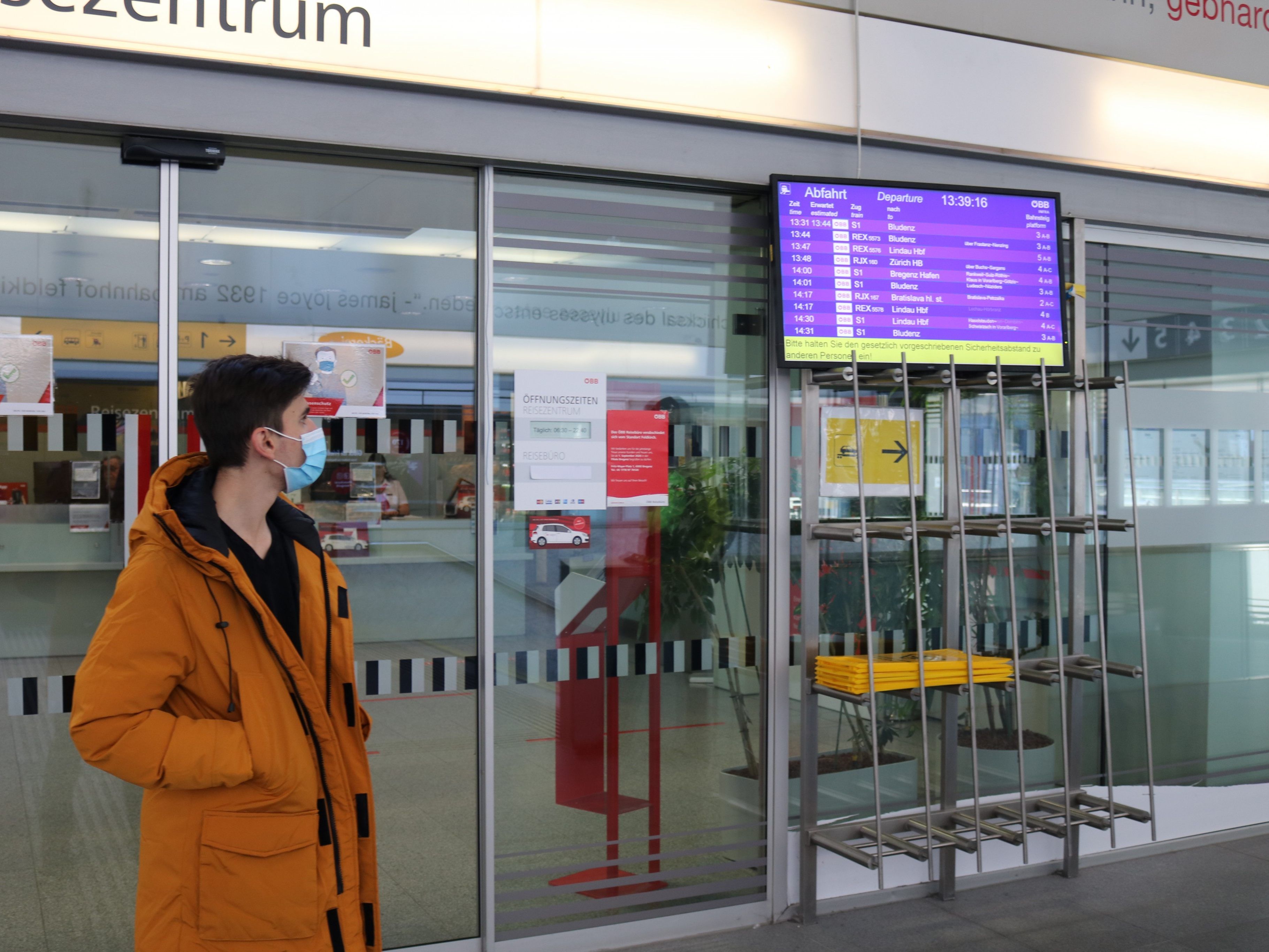 Der Mund-Nasen-Schutz muss auch am Bahnsteig, während des Wartens, sowie im Bahnhofsareal getragen werden. Auch im Bereich der Bushaltestellen ist das Tragen eines Mund-Nasen-Schutzes verpflichtend.