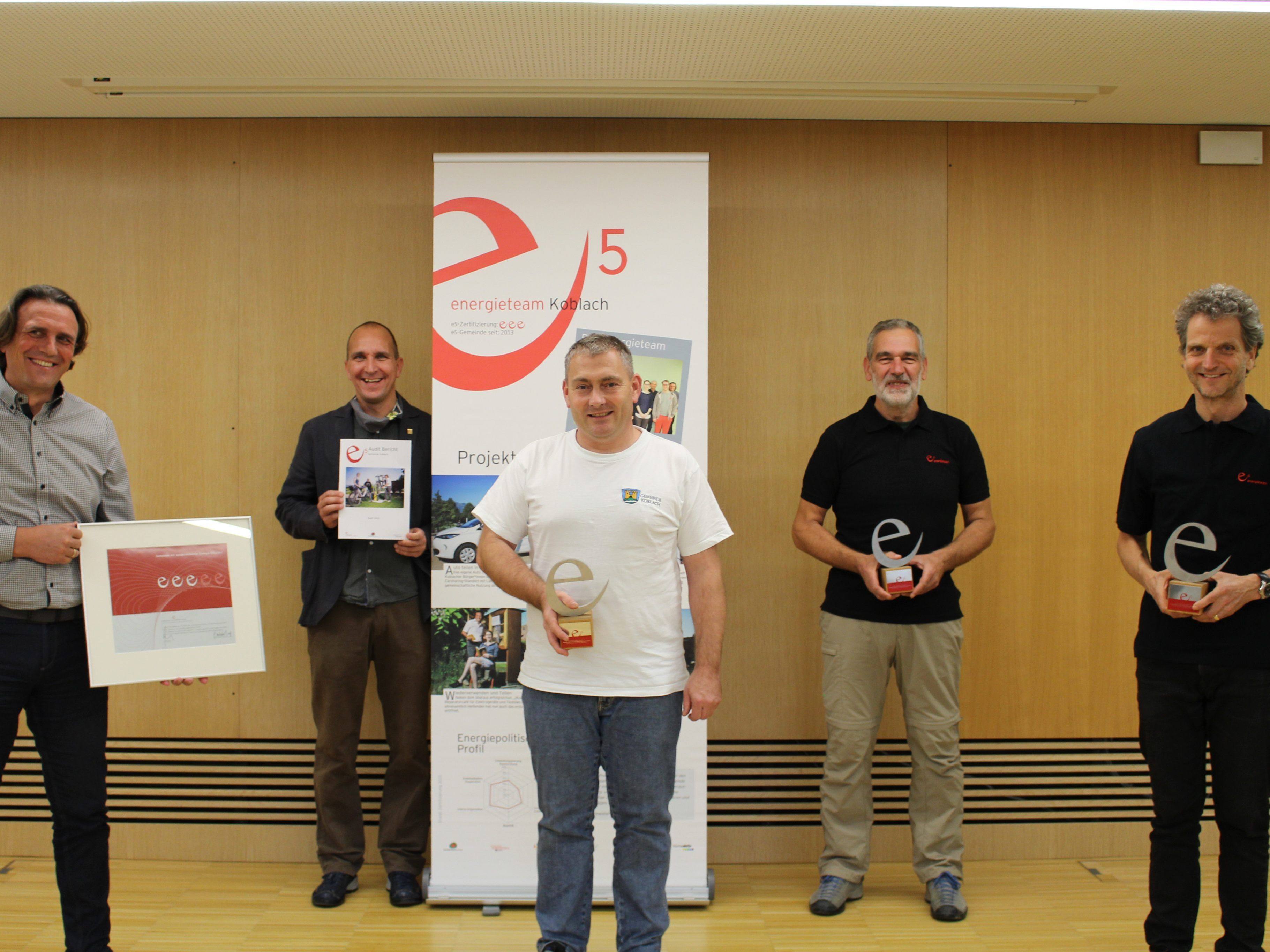 Vlnr.: Bgm. Gerd Hölzl, Andreas Beier (Energieinstitut Vorarlberg), Oliver Amann, e5-Teamleiter Wolfgang Ponudic und Martin Staudinger.