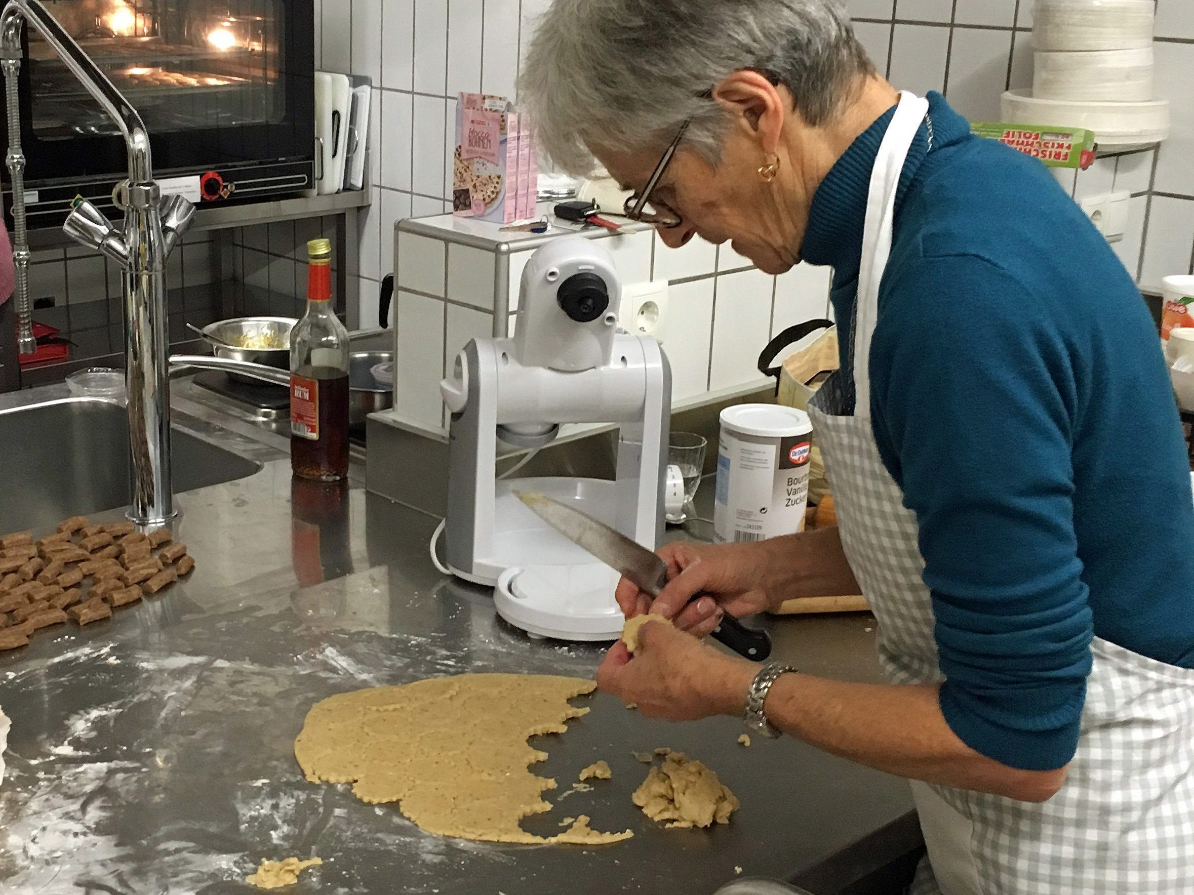 Die Freiwilligen haben schon fleißig Kekse für den Basar gebacken. Die Freiwilligen haben schon fleißig Kekse für den Basar gebacken.
