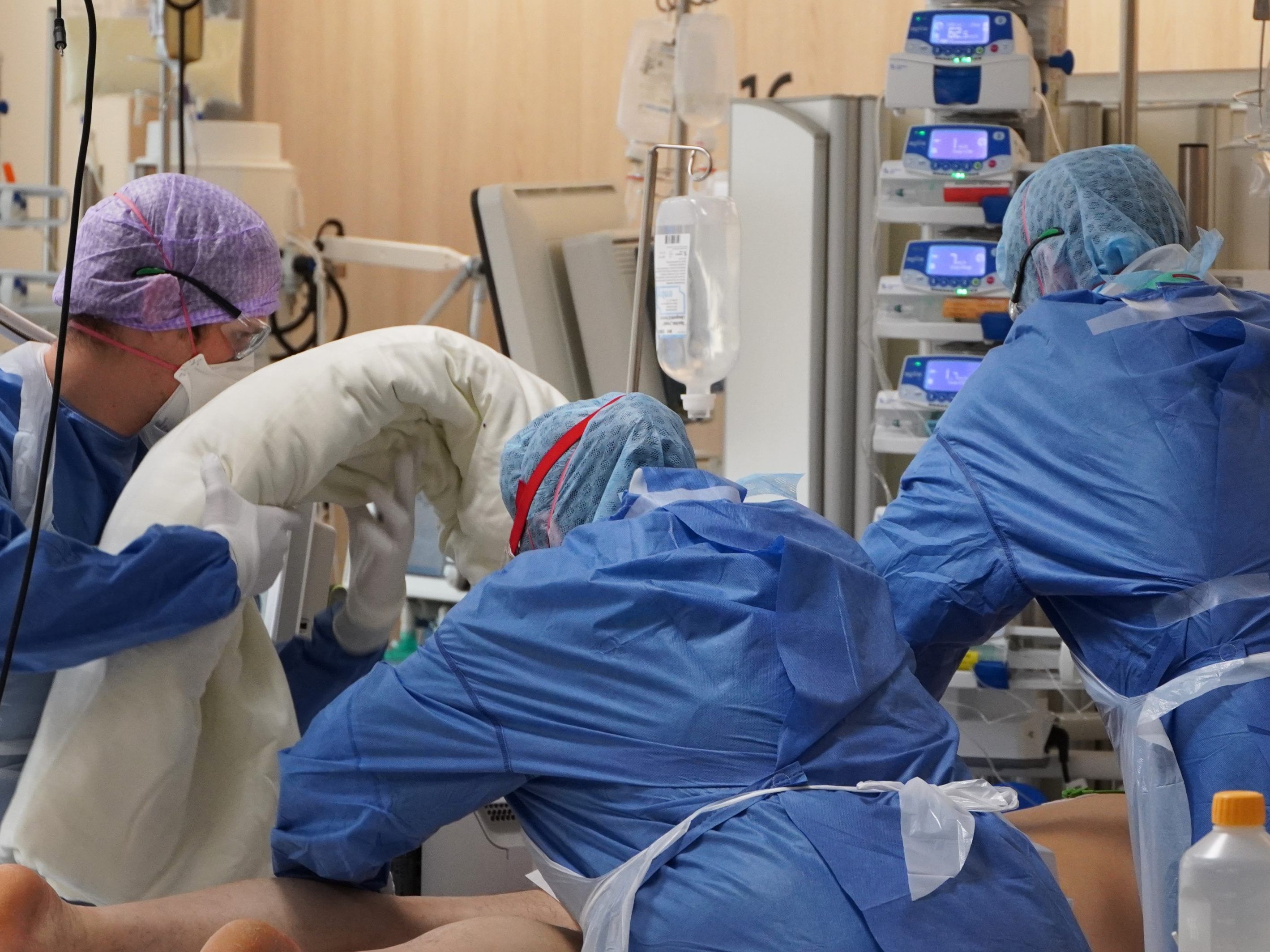 Die Betreuung von Corona-Patienten ist besonders pflegeintensiv. Zu sehen am Bild aus einer Intensivstation an der Innsbrucker Uniklinik. Die Betreuung von Corona-Patienten ist besonders pflegeintensiv. Zu sehen am Bild aus einer Intensivstation an der Innsbrucker Uniklinik.