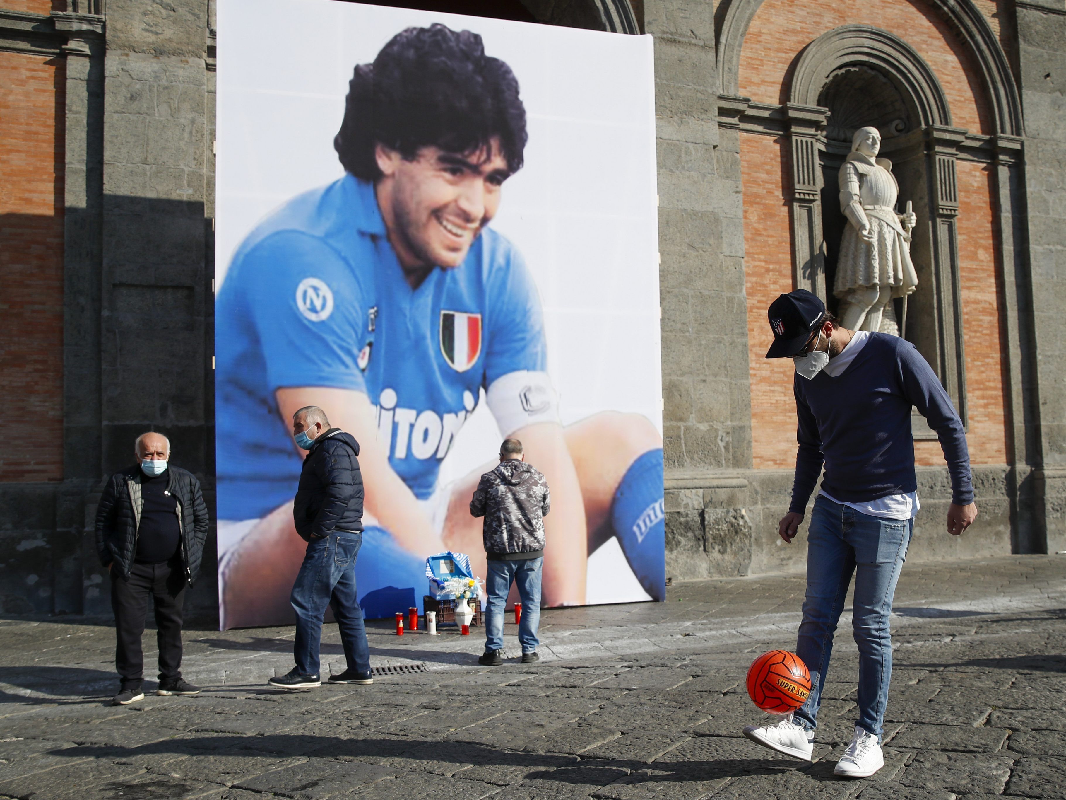 Verdacht auf fahrlässige Tötung: Razzia bei Maradona-Arzt. Verdacht auf fahrlässige Tötung: Razzia bei Maradona-Arzt.