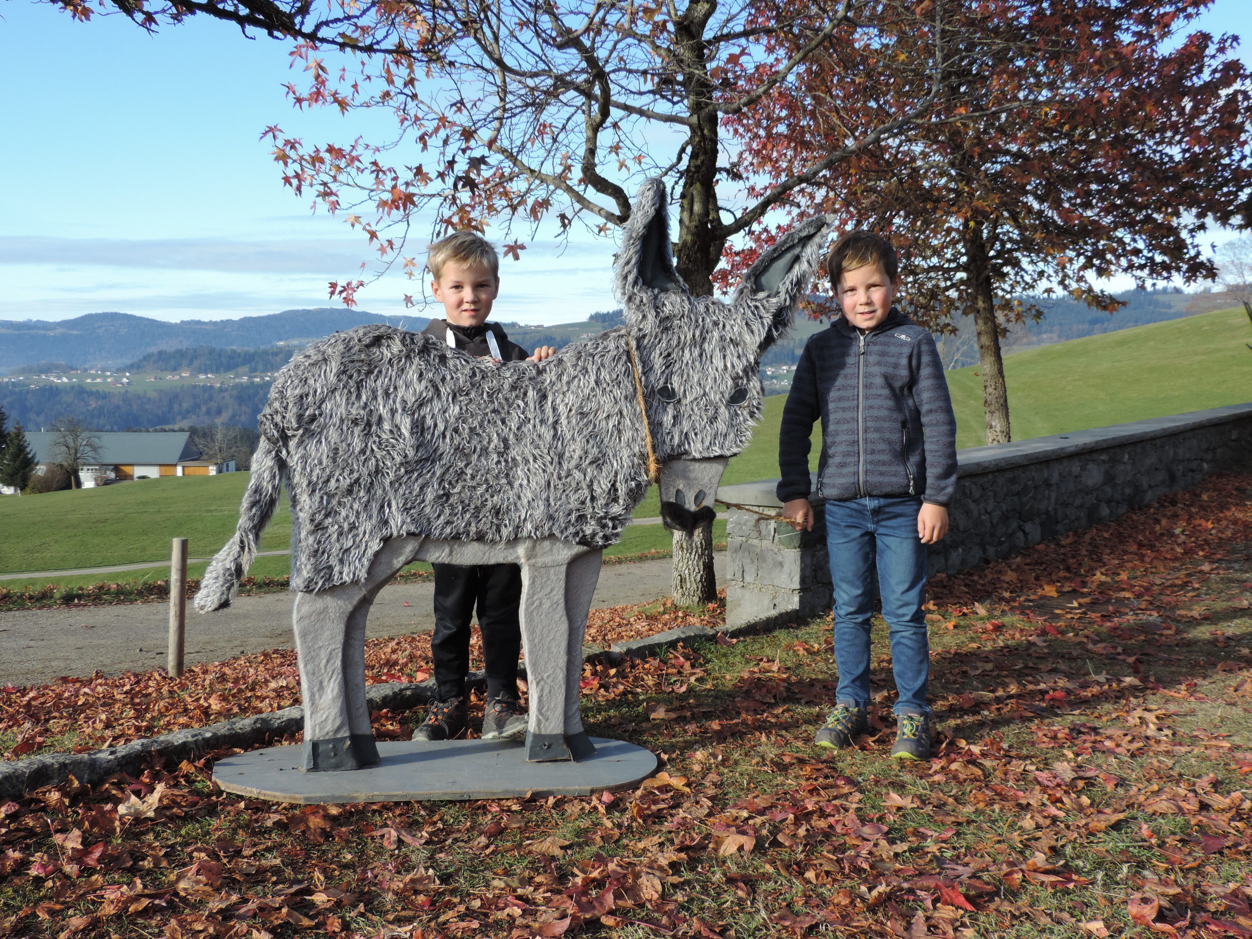 Nelio und Noah erwarten schon gespannt die Geschichte vom kleinen Esel.