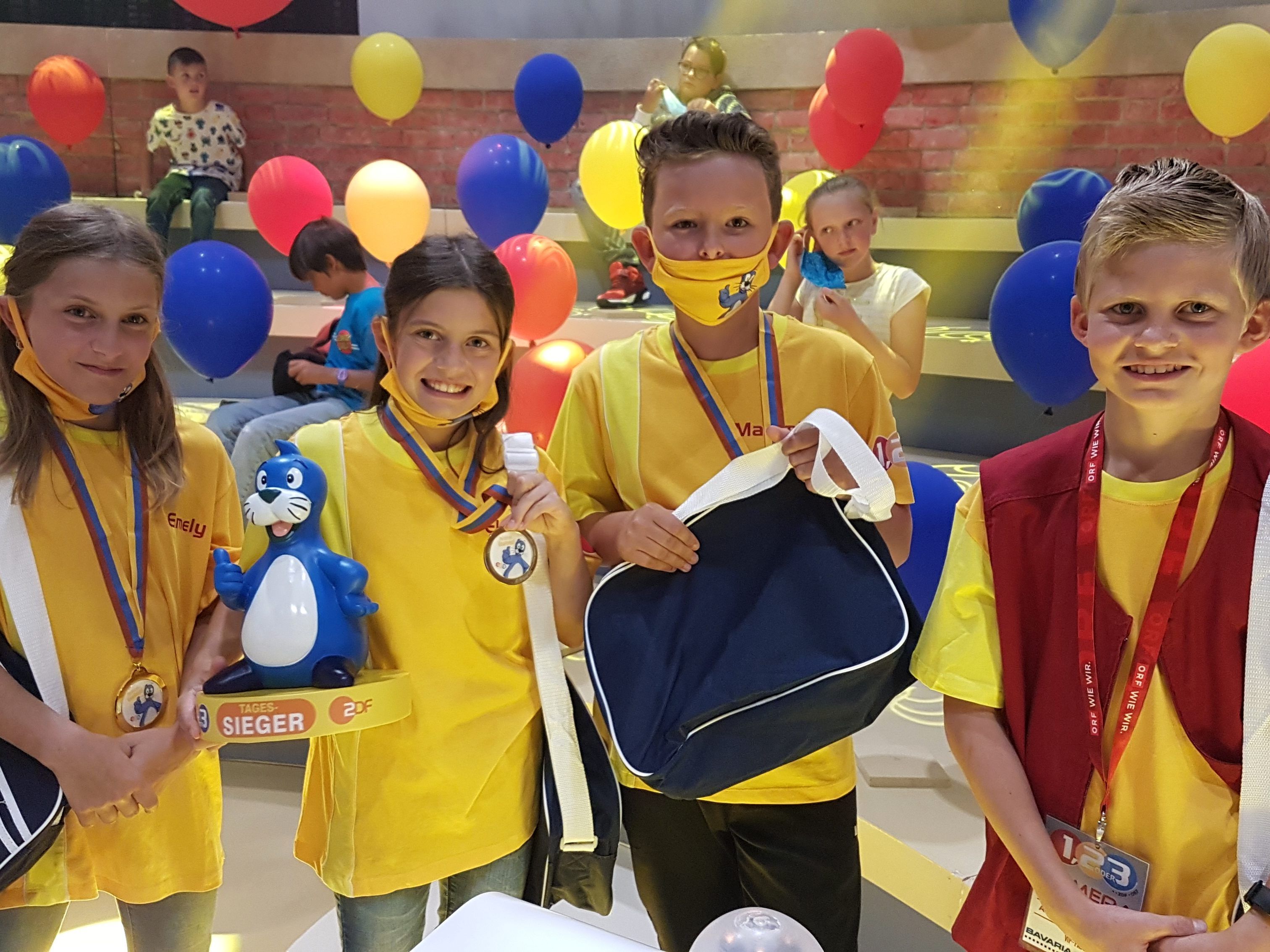 Das Siegerteam aus „Österreich“ mit Emely Schele, Elena Schmid und Max Matt aus der letztjährigen 4.a Klasse der VS Lochau sowie das Lochauer Kamerakind Samuel Schmid beim Fernsehquiz „1, 2 oder 3“ in München. Das Siegerteam aus „Österreich“ mit Emely Schele, Elena Schmid und Max Matt aus der letztjährigen 4.a Klasse der VS Lochau sowie das Lochauer Kamerakind Samuel Schmid beim Fernsehquiz „1, 2 oder 3“ in München.