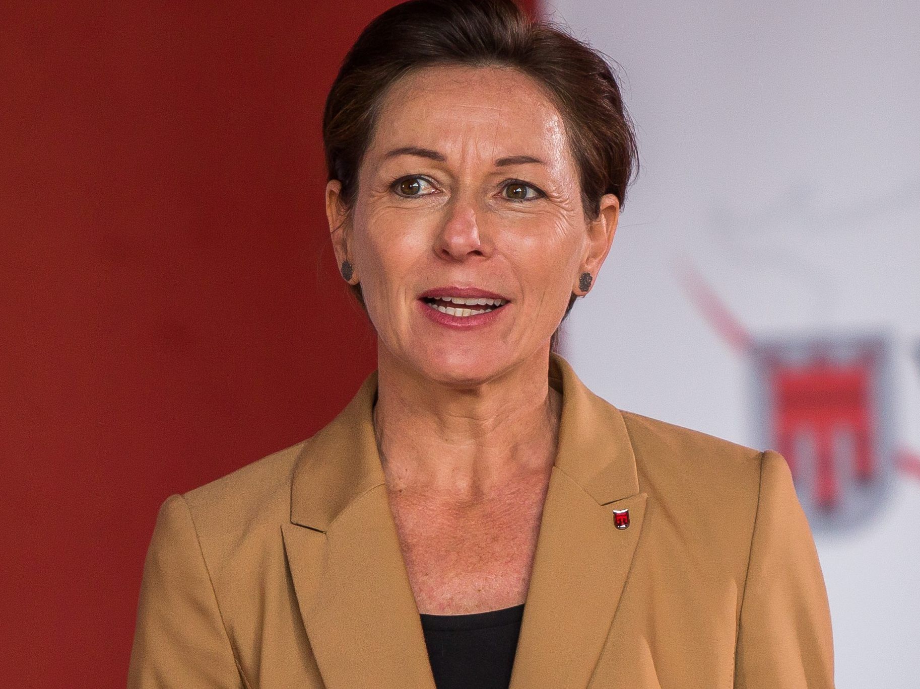 Rüscher: „Diese Schritte helfen uns, wertvolle Zeit zu gewinnen und Infektionsketten rasch zu unterbrechen" Rüscher: „Diese Schritte helfen uns, wertvolle Zeit zu gewinnen und Infektionsketten rasch zu unterbrechen"