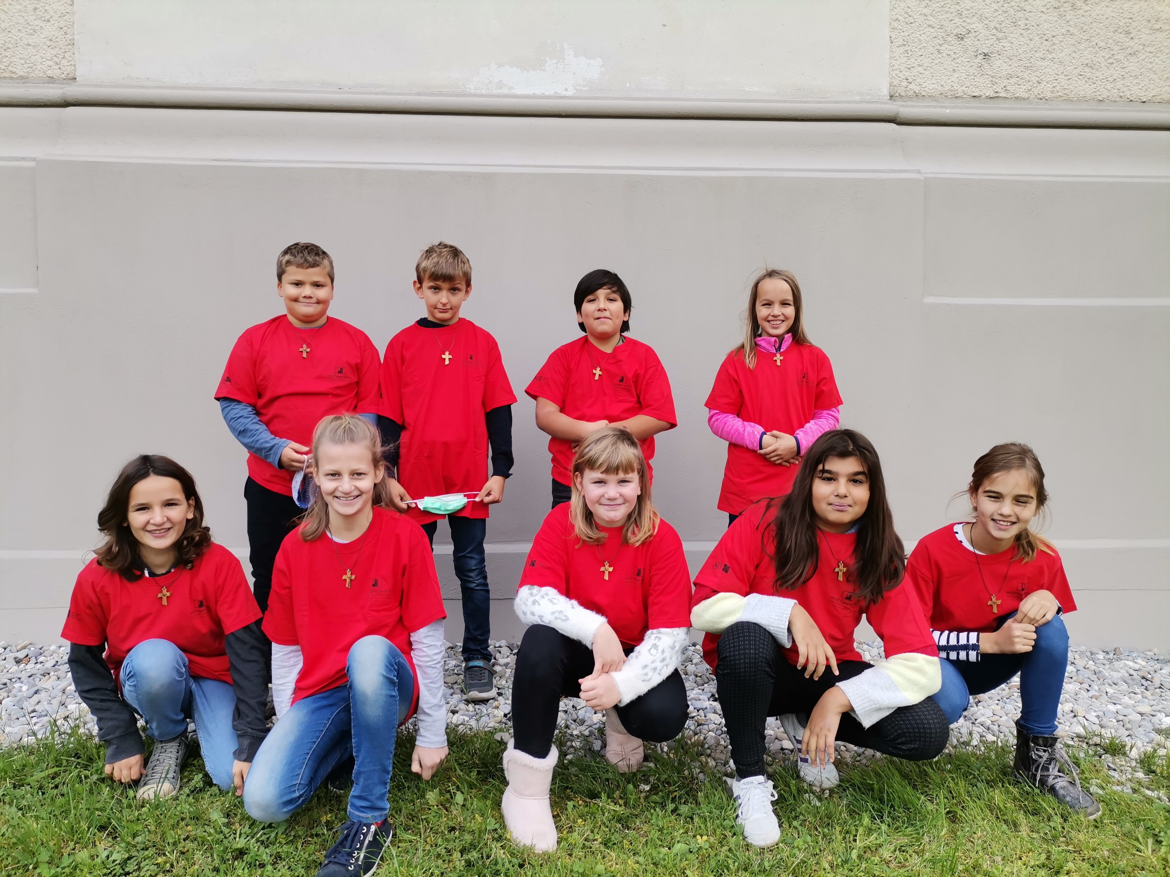Neun Mädchen und Buben wurden in das Ministranten-Team aufgenommen und beim Familiengottesdienst im Oktober vorgestellt. Neun Mädchen und Buben wurden in das Ministranten-Team aufgenommen und beim Familiengottesdienst im Oktober vorgestellt.