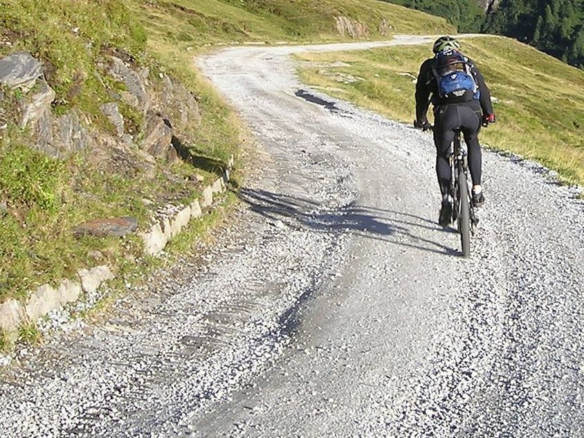 Der Mountainbiker verletzte sich an der Schulter (Symbolbild).