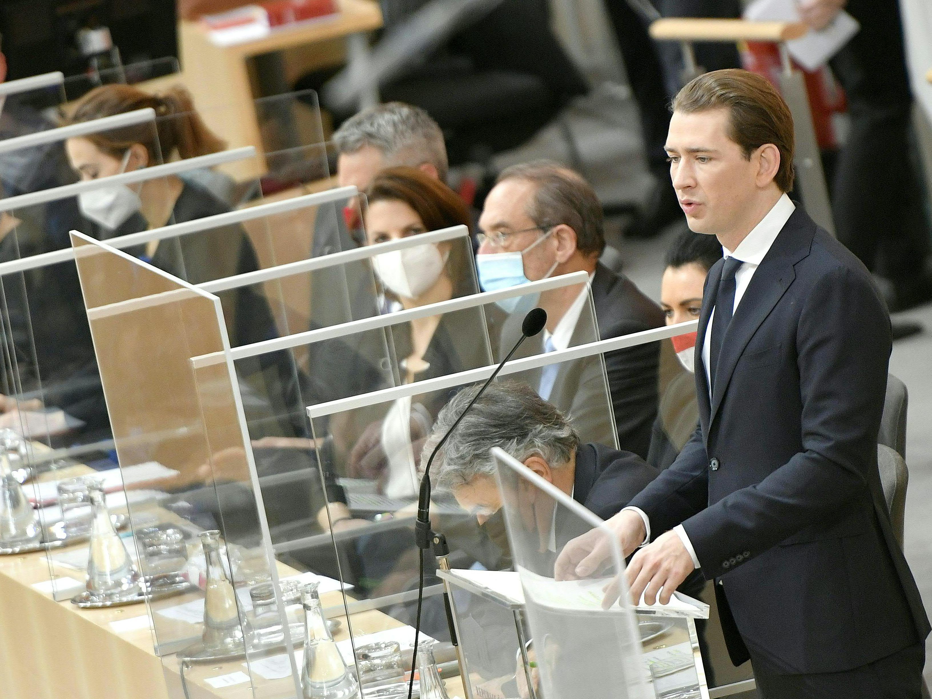 Sebastian Kurz (ÖVP/r.) sowie weitere Regierungsmitglieder bei einer Sitzung des Nationalrats.