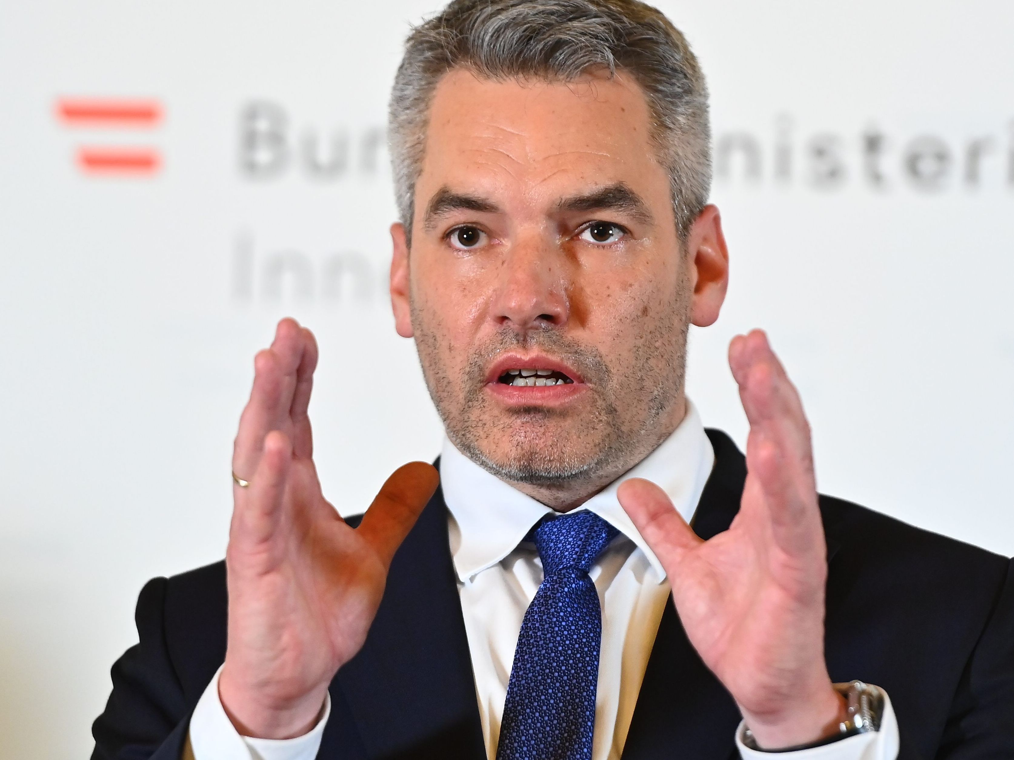 Innenminister Nehammer wird den aktuellsten Stand der Terror-Ermittlungen bekannt geben.