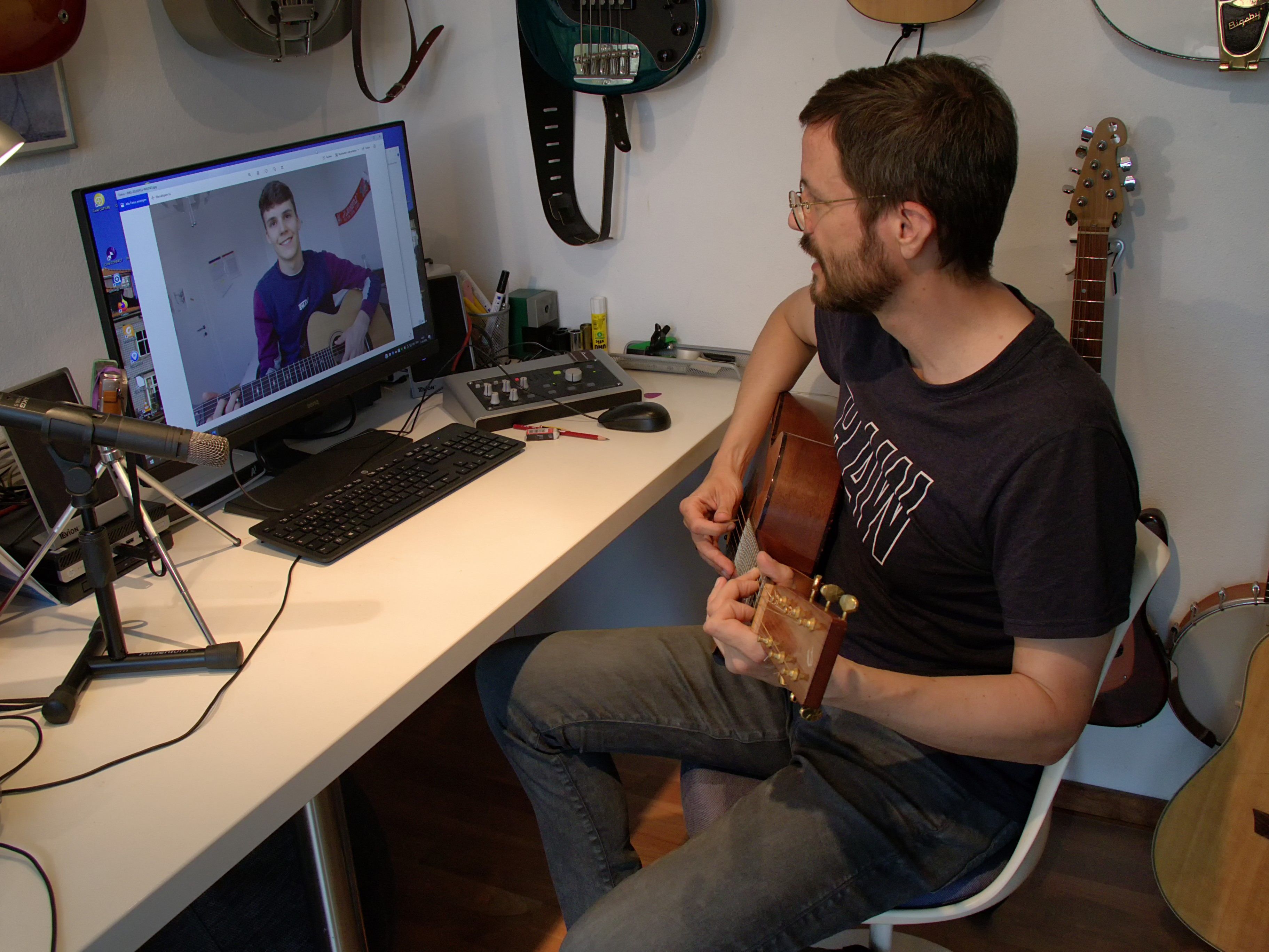 Musiklehrer Frank Bösch gibt sein Wissen online weiter Musiklehrer Frank Bösch gibt sein Wissen online weiter