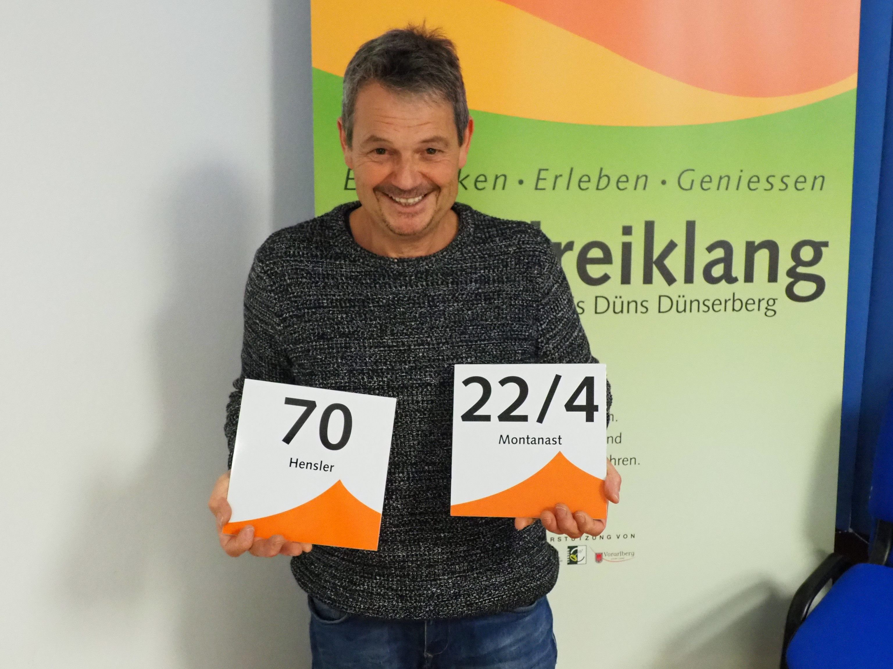 Bürgermeister Walter Rauch präsentiert die neuen Hausnummernschilder