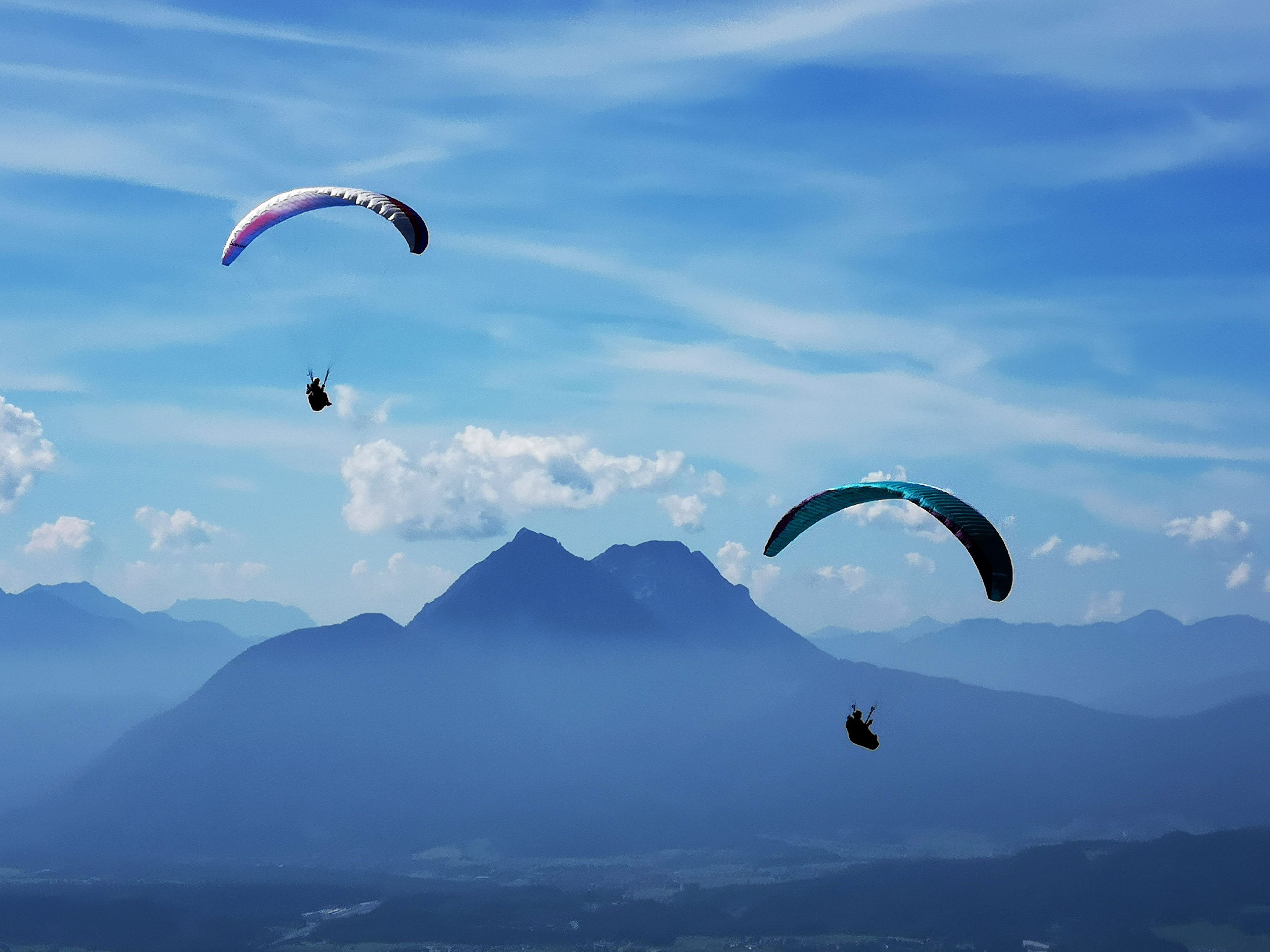 Spektakulärer Stunt: Paraglider landen im Flug aufeinander.