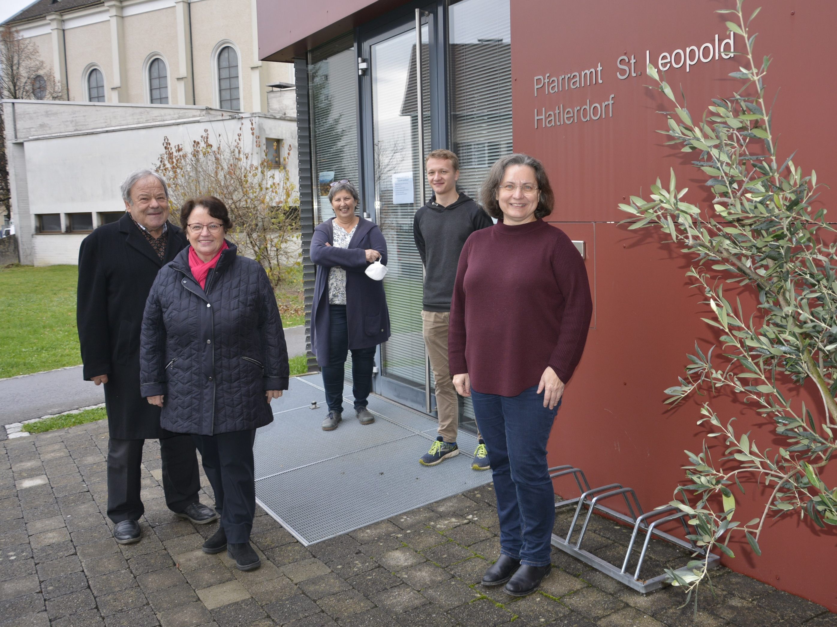Halten bald wieder offiziell die Stellung: Annemarie und Bruno Fussenegger (Totenwache-Team), Pfarrsekretärin Doris Rhomberg, Zivildiener Tobias Thurnher und Gemeindeleiterin Martina Lanser. Halten bald wieder offiziell die Stellung: Annemarie und Bruno Fussenegger (Totenwache-Team), Pfarrsekretärin Doris Rhomberg, Zivildiener Tobias Thurnher und Gemeindeleiterin Martina Lanser.