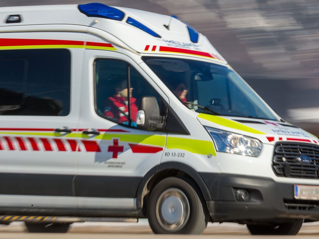Die Frau wurde auf Verdacht auf Rauchgasvergiftung von der Rettung ins Landeskrankenhaus Feldkirch eingeliefert.