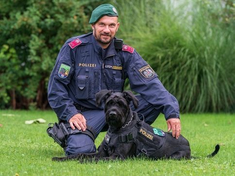 Hundeführer Bernd Ludl mit seinem Riesenschnauzer Hundeführer Bernd Ludl mit seinem Riesenschnauzer