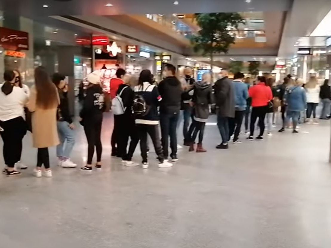 Schlange vor Schuhladen im Zimbapark.