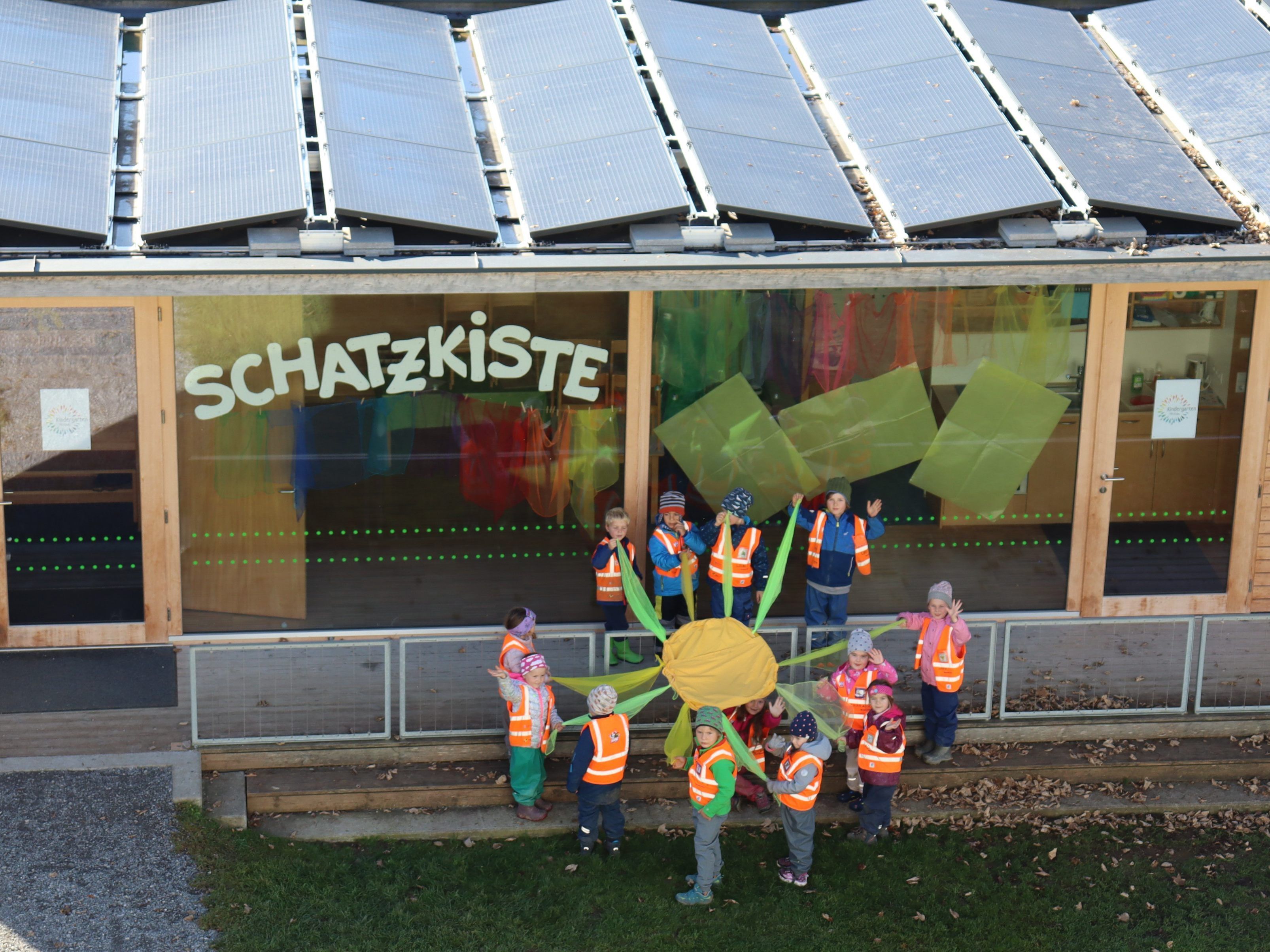 Photovoltaikanlage auf der „Schatzkiste“, dem Kindergarten-Atelierraum in Hittisau.