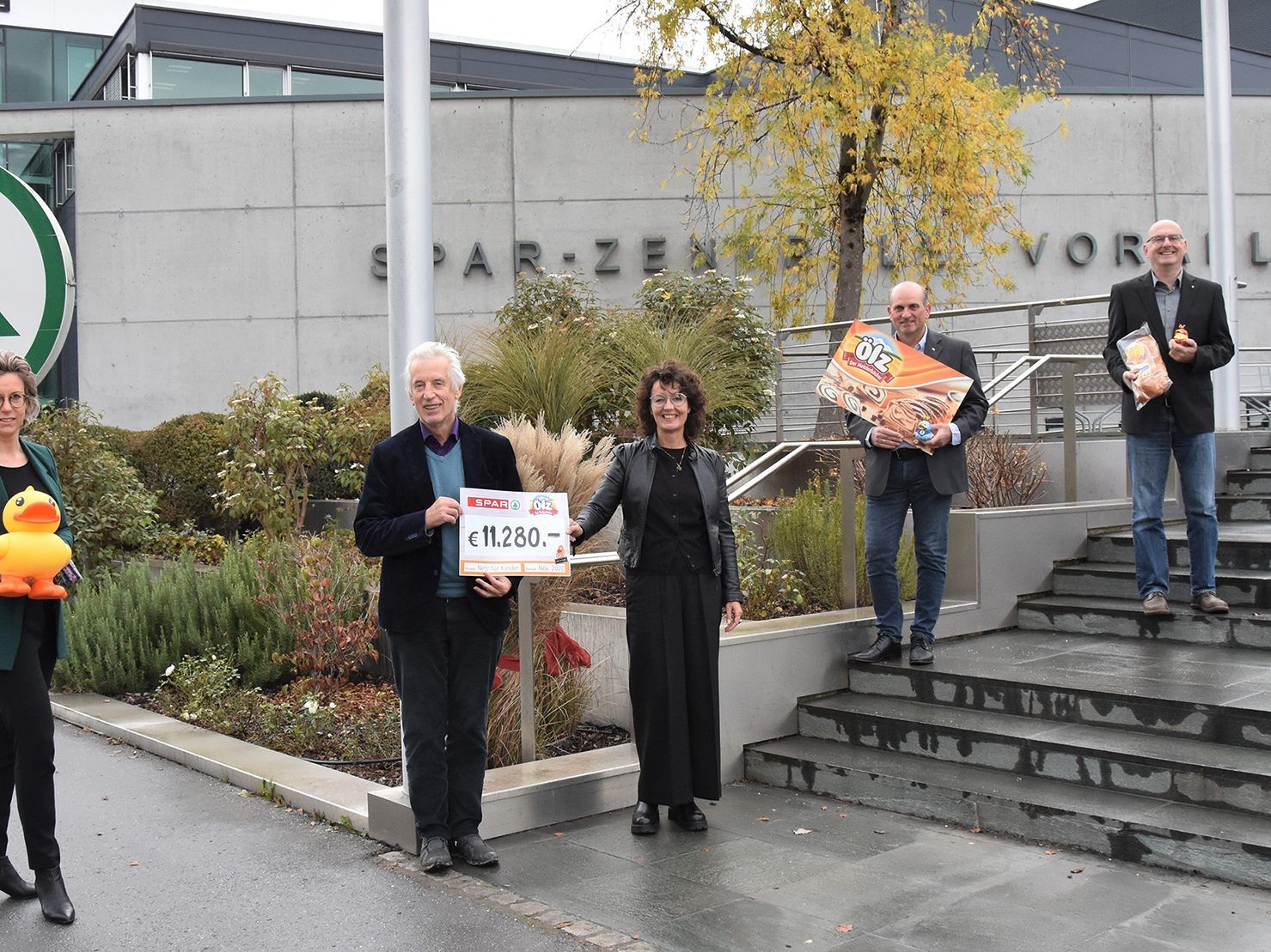 SPAR Vorarlberg GF Carina Pollhammer (l.) und Einkaufsleiter Martin Rein (r.) sowie Ölz Verkaufsleiter Vorarlberg Manfred Schönborn (2.vr.) überga-ben die Spende an Dr. Hubert Löffler und Conny Amann vom Verein „Netz für Kinder“ (mitte).