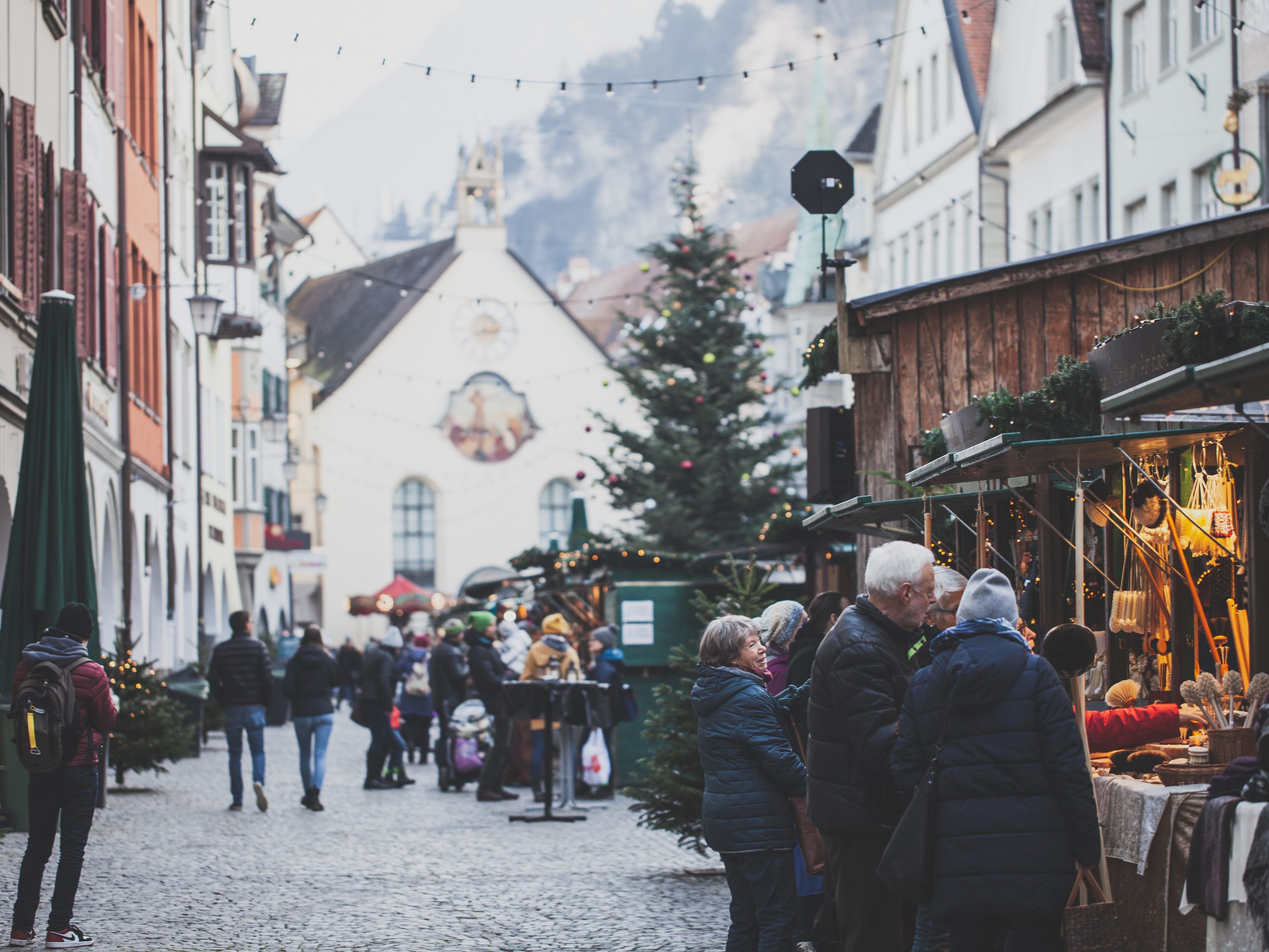 Auch heuer zeigt sich Feldkirch – wenn auch anders als in den Jahren zuvor – im Advent wieder in weihnachtlichem Glanz. Nichtsdestotrotz können Weihnachtseinkäufe bei den in Feldkirch angesiedelten Händlerinnen und Händler online getätigt werden. Auch heuer zeigt sich Feldkirch – wenn auch anders als in den Jahren zuvor – im Advent wieder in weihnachtlichem Glanz. Nichtsdestotrotz können Weihnachtseinkäufe bei den in Feldkirch angesiedelten Händlerinnen und Händler online getätigt werden.