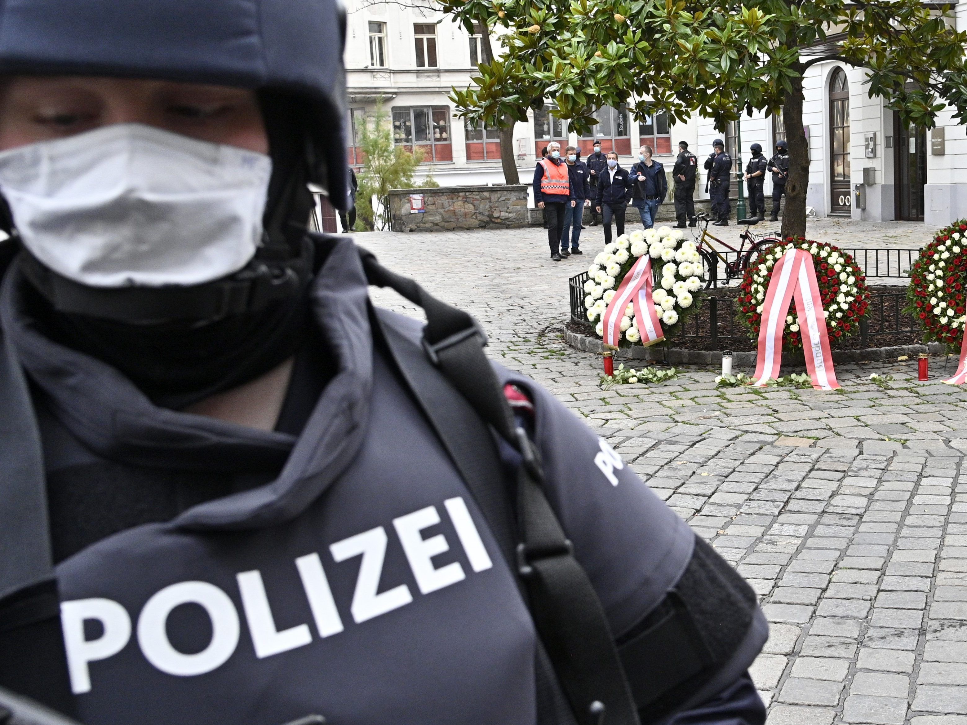 "Die slowakische Polizei erhielt im Sommer die Information, dass verdächtige Personen aus Österreich versuchten, in der Slowakei Munition zu kaufen." "Die slowakische Polizei erhielt im Sommer die Information, dass verdächtige Personen aus Österreich versuchten, in der Slowakei Munition zu kaufen."