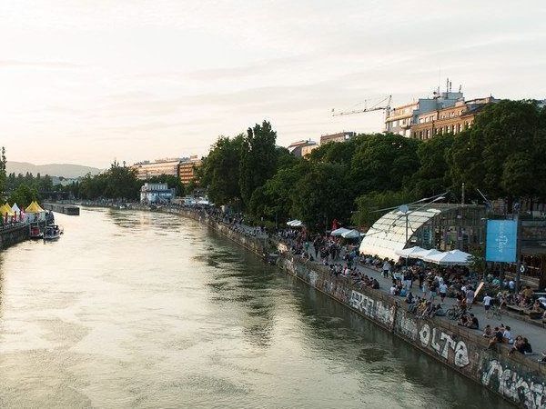 Die Adria Wien (rechts im Bild) wurde geräumt, der Glaspavillion bleibt vorerst noch bestehen.