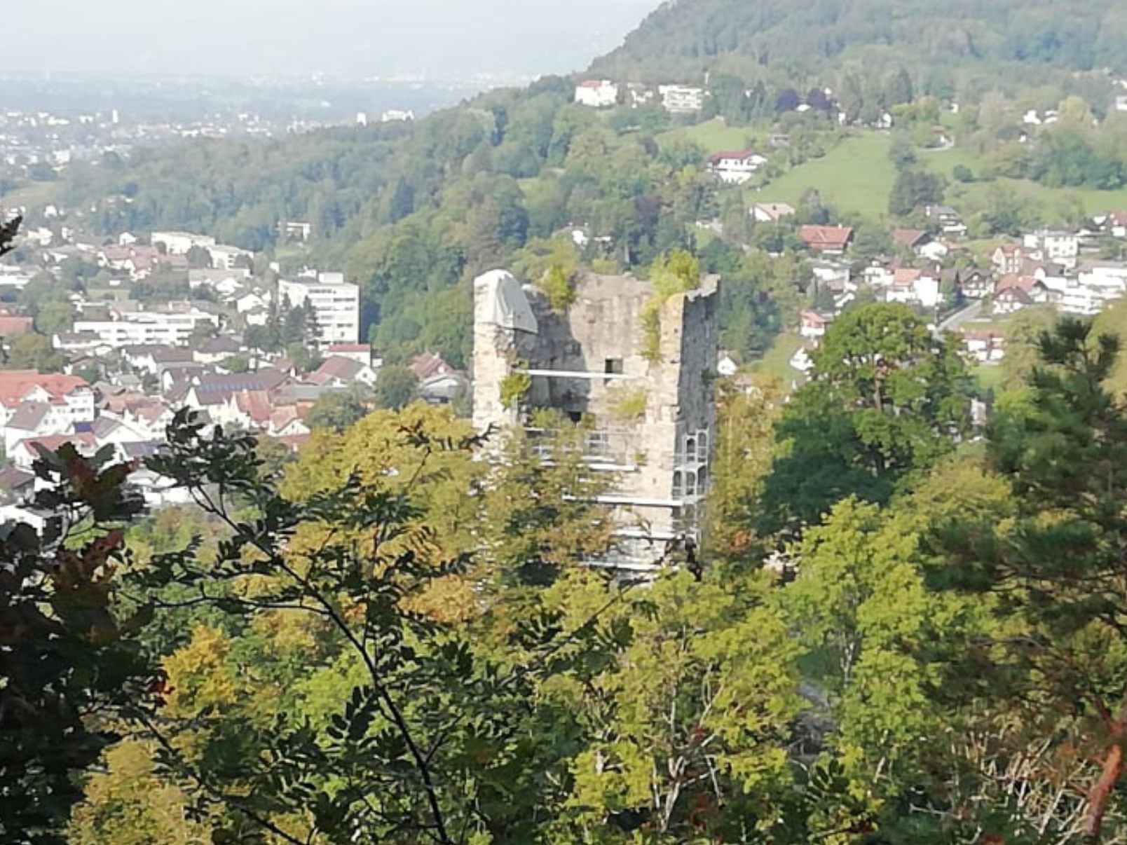 Die Burgruine Neu Montfort thront als Wahrzeichen über Götzis
