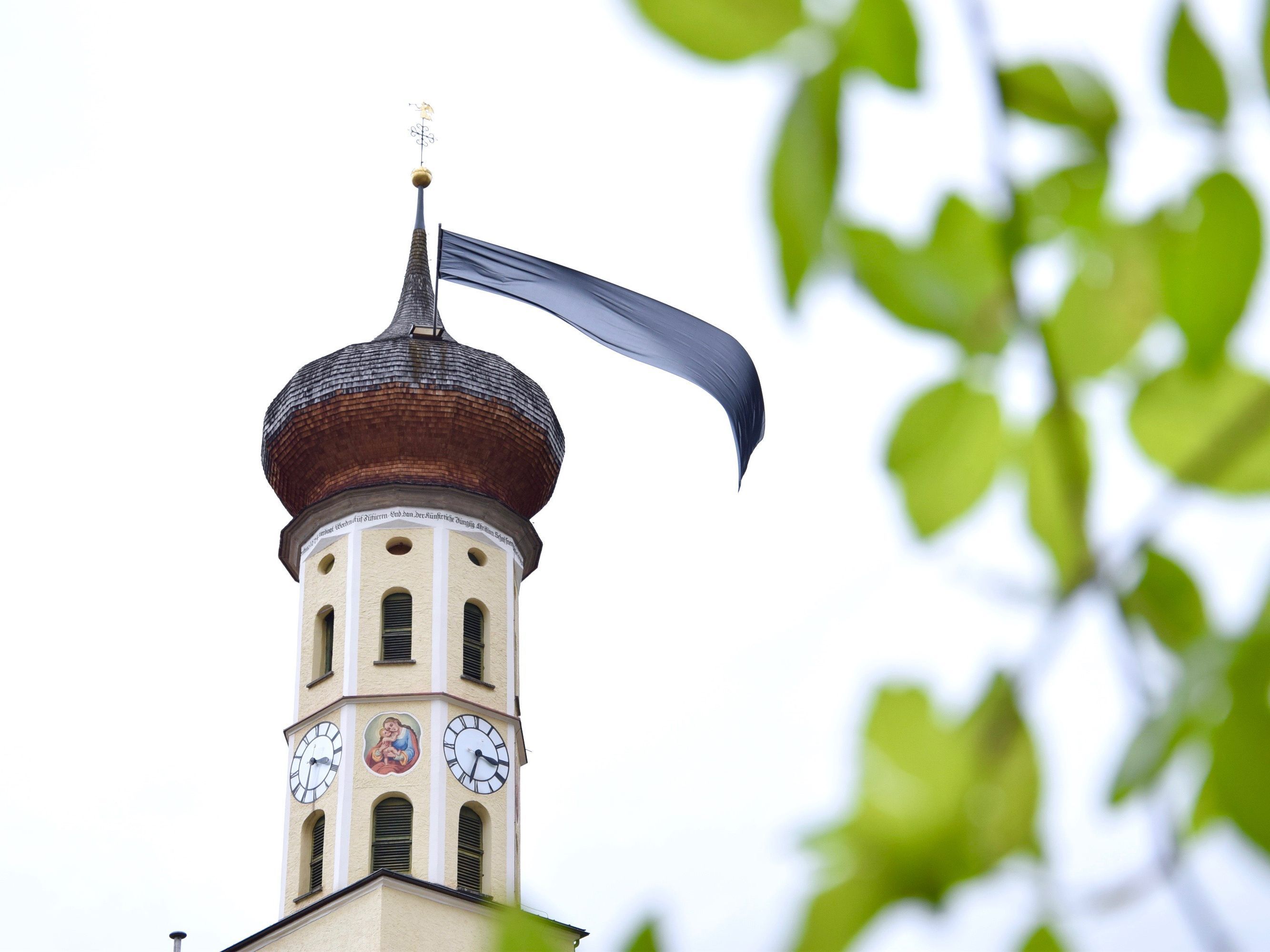 Am Turm des Schrunser Münsters weht die schwarze Fahne - ein Zeichen der Solidarität mit den Opfern des Terroranschlags am 2. November 2020 im Herzen Wiens. Am Turm des Schrunser Münsters weht die schwarze Fahne - ein Zeichen der Solidarität mit den Opfern des Terroranschlags am 2. November 2020 im Herzen Wiens.