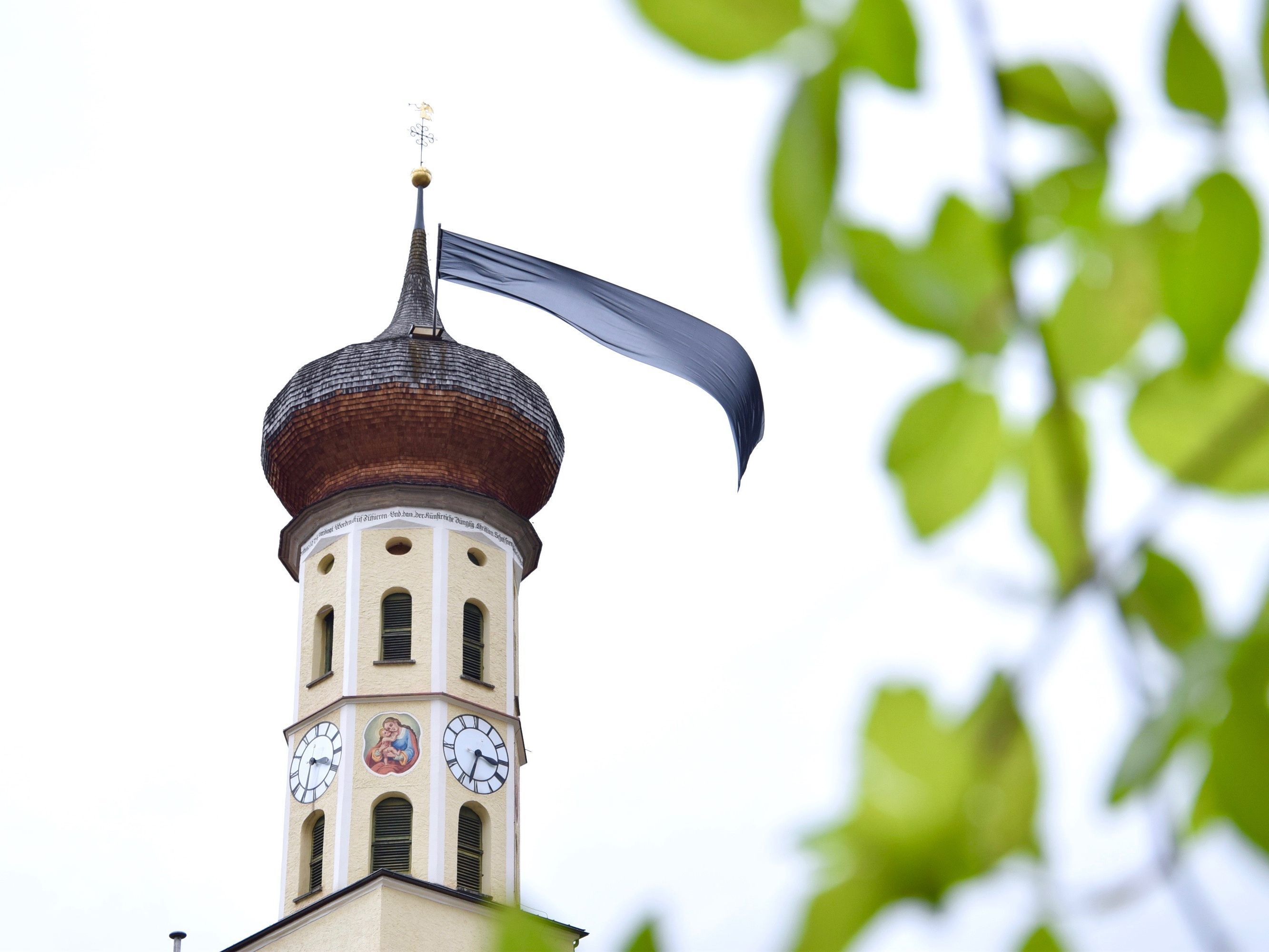 Am Turm des Schrunser Münsters weht die schwarze Fahne - ein Zeichen der Solidarität mit den Opfern des Terroranschlags am 2. November 2020 im Herzen Wiens.