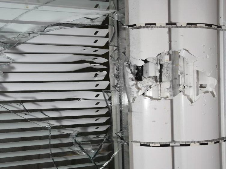 Das Fenster wurde durch den Einschuss komplett beschädigt. Das Fenster wurde durch den Einschuss komplett beschädigt.