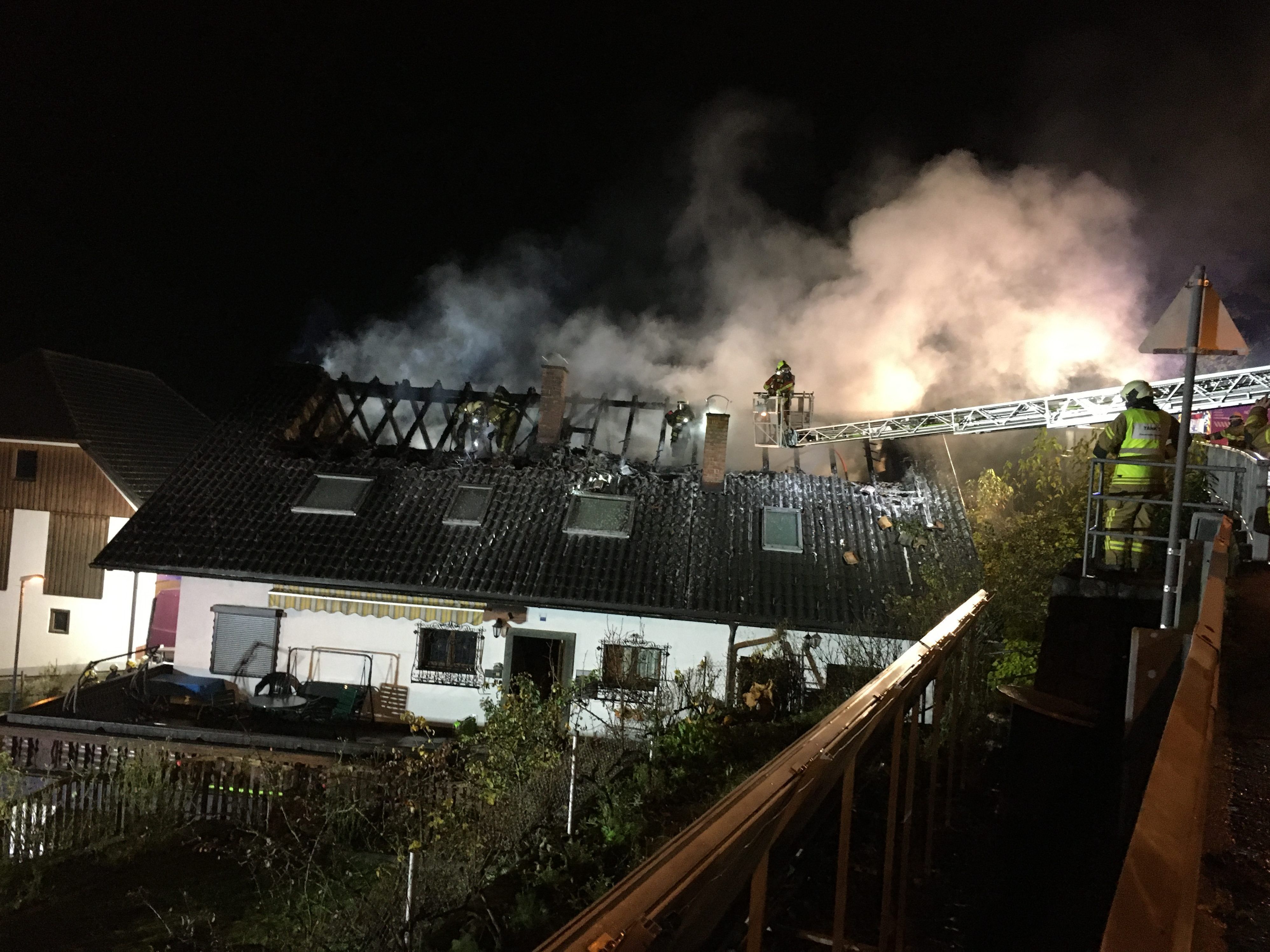 Die Feuerwehren aus der Umgebung konnten den Brand nach rund einer Stunde unter Kontrolle bringen.
