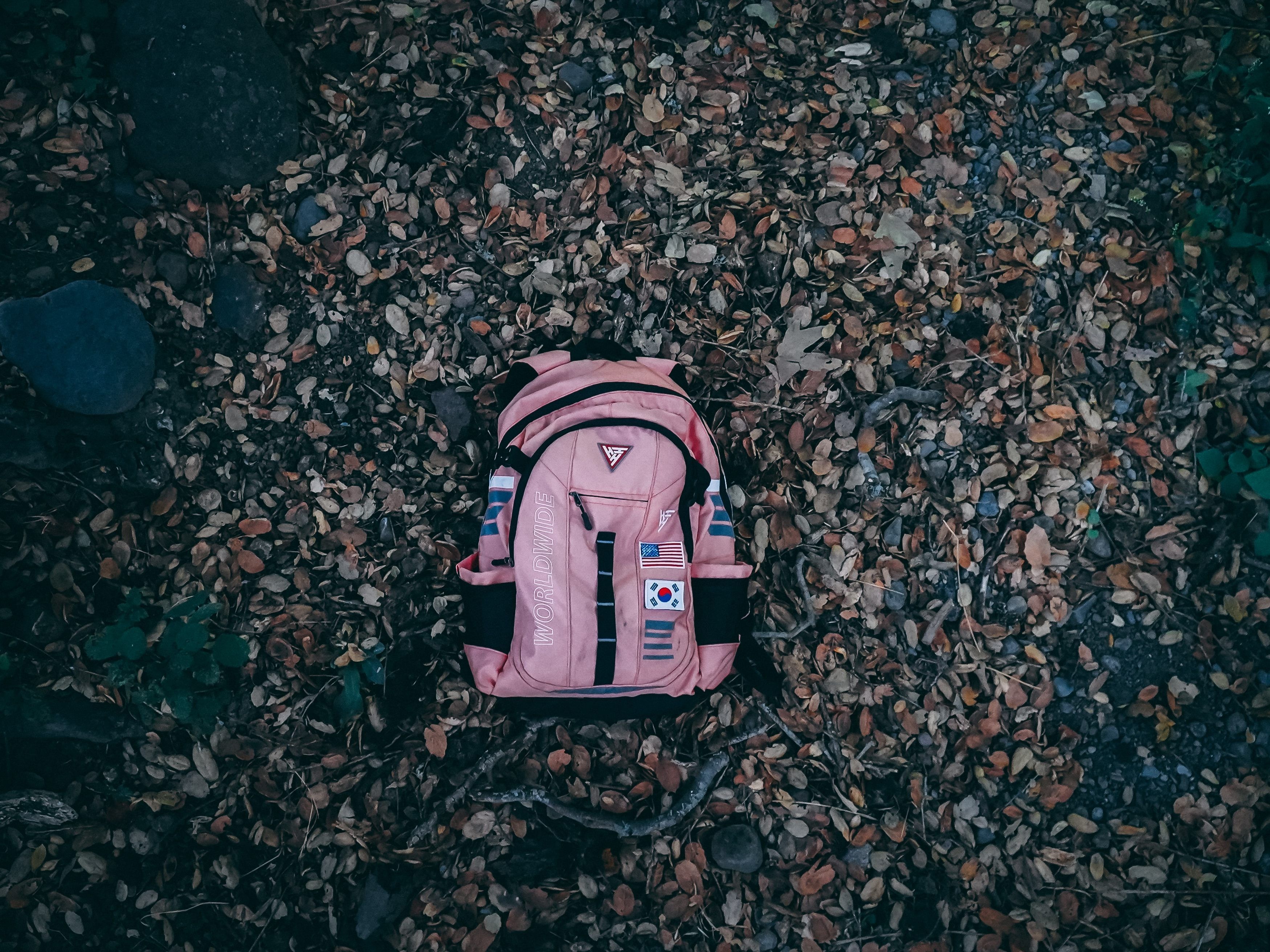 Der Mann gab den Rucksack bei der Polizei ab.