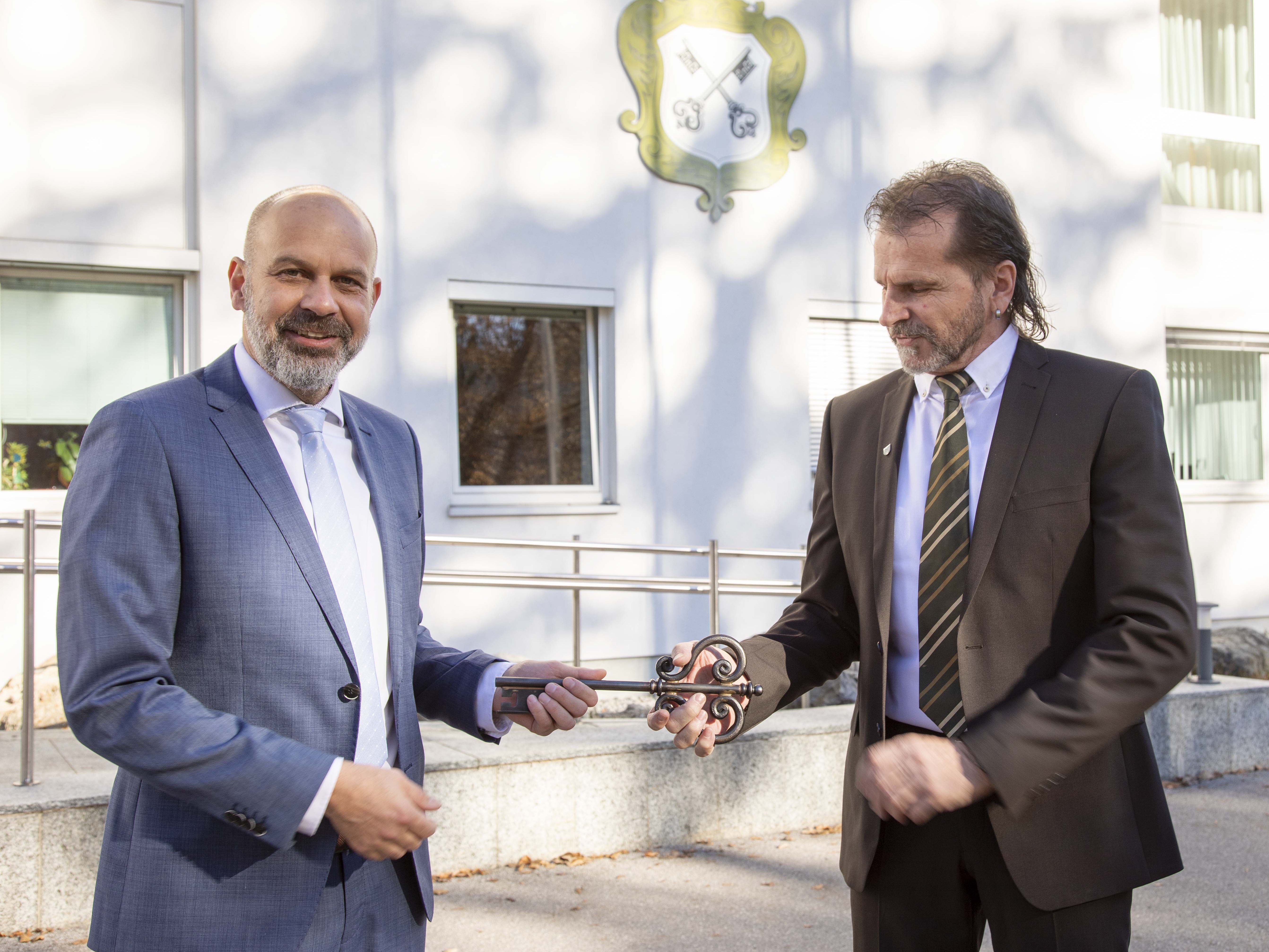 Der neue Montafoner Standesrepräsentant Jürgen Kuster (l.) mit seinem Vorgänger Bürgermeister Herbert Bitschnau.