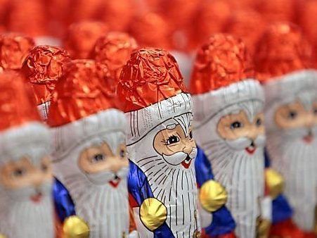 Handelsobfrau bittet um Einkäufe in Süßwarengeschäften anstatt bei großen Supermarktketten. Handelsobfrau bittet um Einkäufe in Süßwarengeschäften anstatt bei großen Supermarktketten.