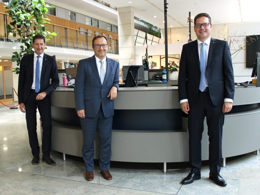 Der neue Dreier-Vorstand der Dornbirner Sparkasse (v. l. n. r.): Harald Giesinger, KR Werner Böhler und Mag. Martin Jäger, MBA. Der neue Dreier-Vorstand der Dornbirner Sparkasse (v. l. n. r.): Harald Giesinger, KR Werner Böhler und Mag. Martin Jäger, MBA.