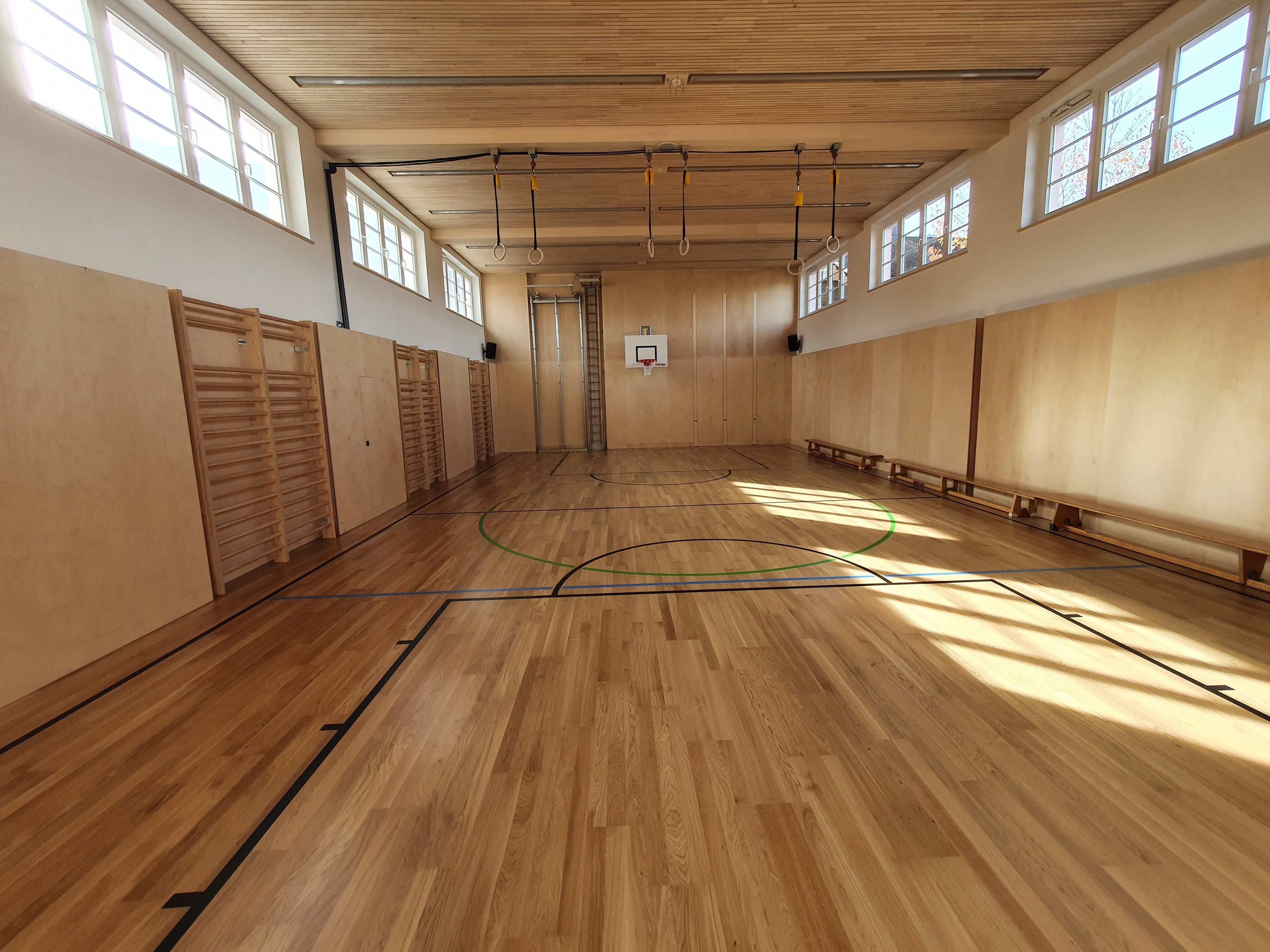 Die neue Turnhalle der Volksschule Nenzing stünde bereit, corona-bedingt turnen hier aber noch keine Kinder. Die neue Turnhalle der Volksschule Nenzing stünde bereit, corona-bedingt turnen hier aber noch keine Kinder.