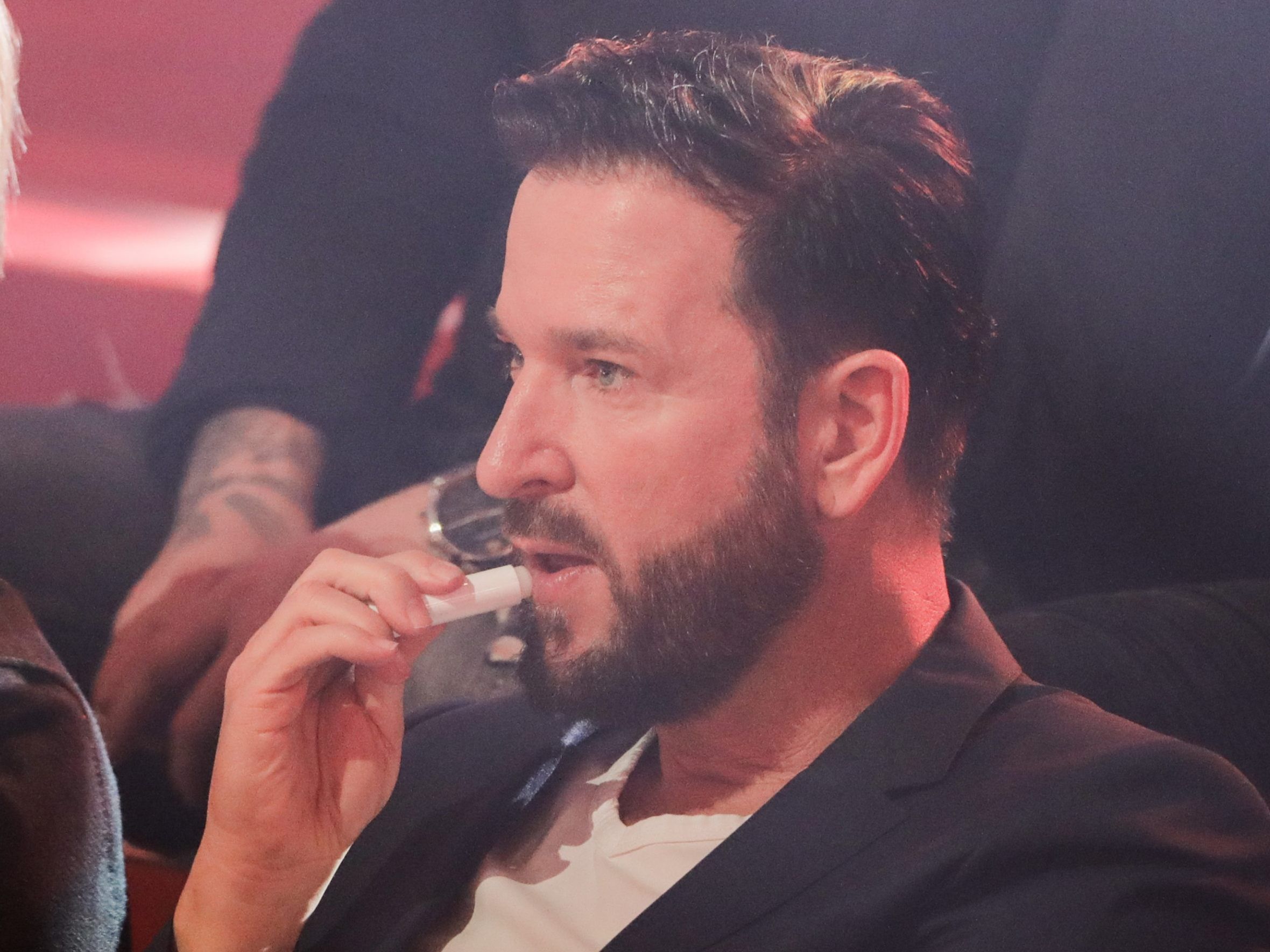 Michael Wendler sitzt im Publikum in der RTL-Tanzshow "Let's Dance" im Coloneum.