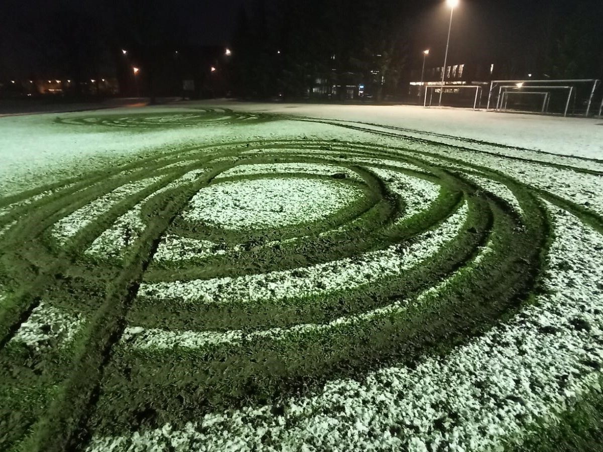 Sportplatz Hatlerdorf ist kaputt